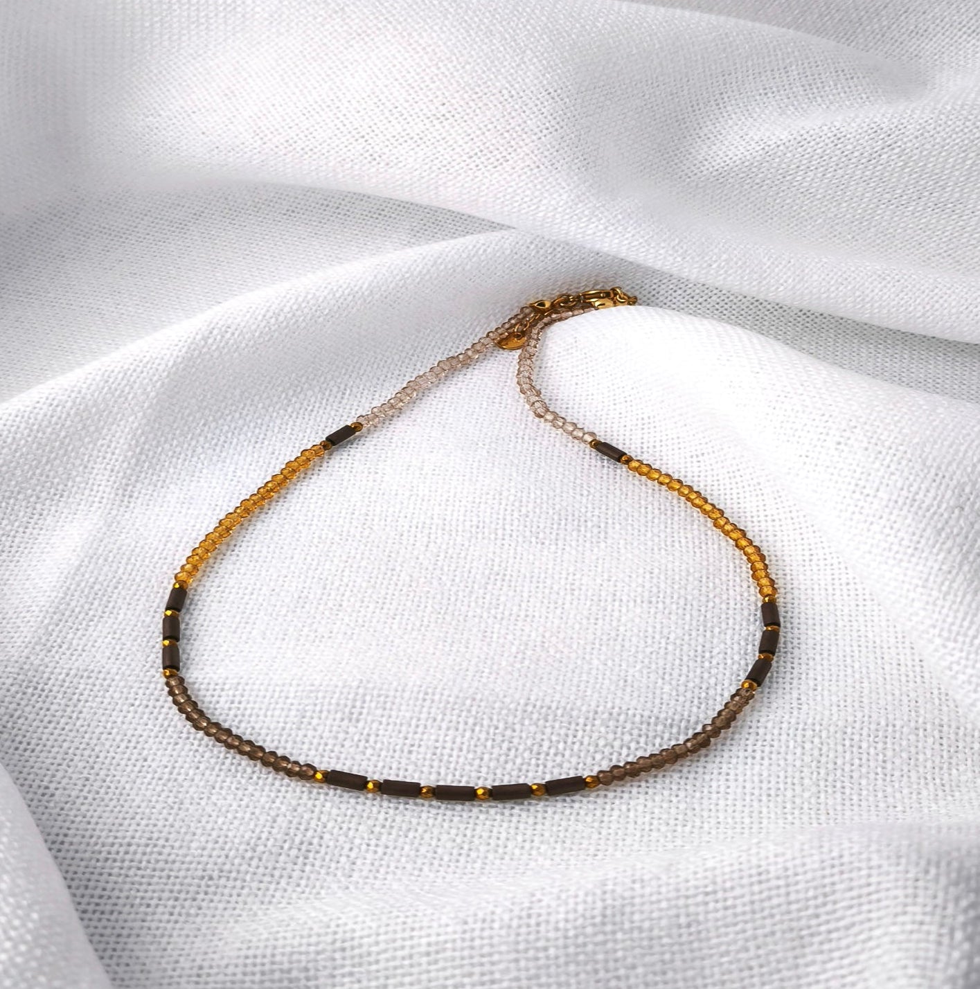 Gargantilha com contas de cristal facetado, cilindros e de hematite, metais em aço inoxidável · Joias Glamour