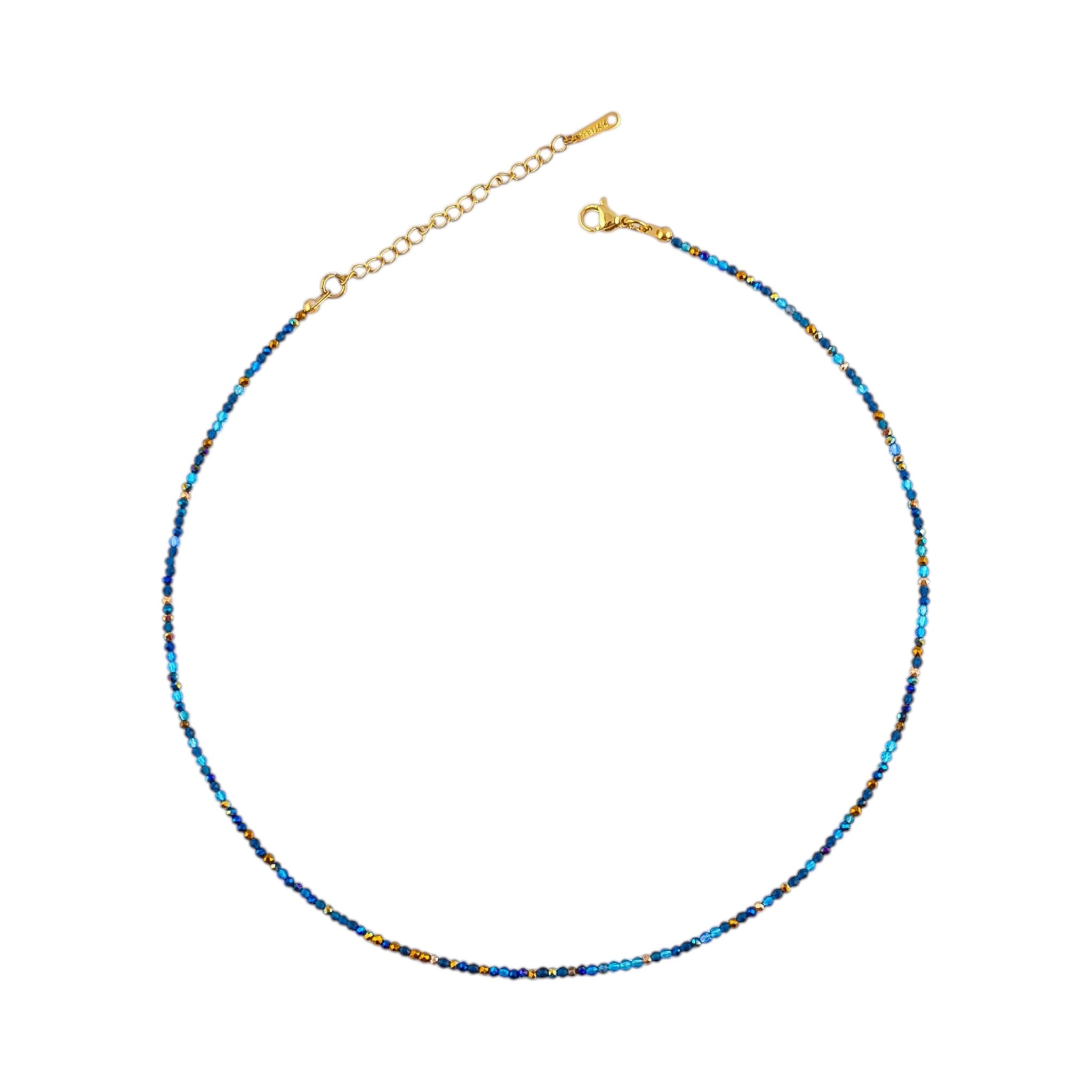 Colar Íris, gargantilha com contas de cristal facetado em tons de azul e acabamentos dourados