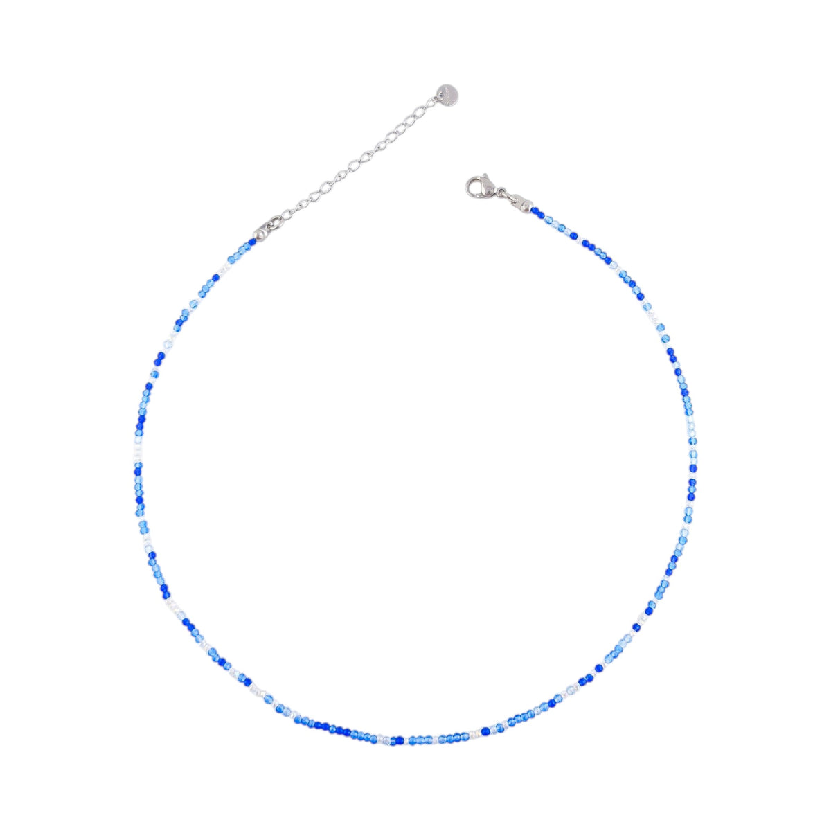 Colar Íris, gargantilha com contas de cristal facetado em tons de azul-claro e acabamentos prateados