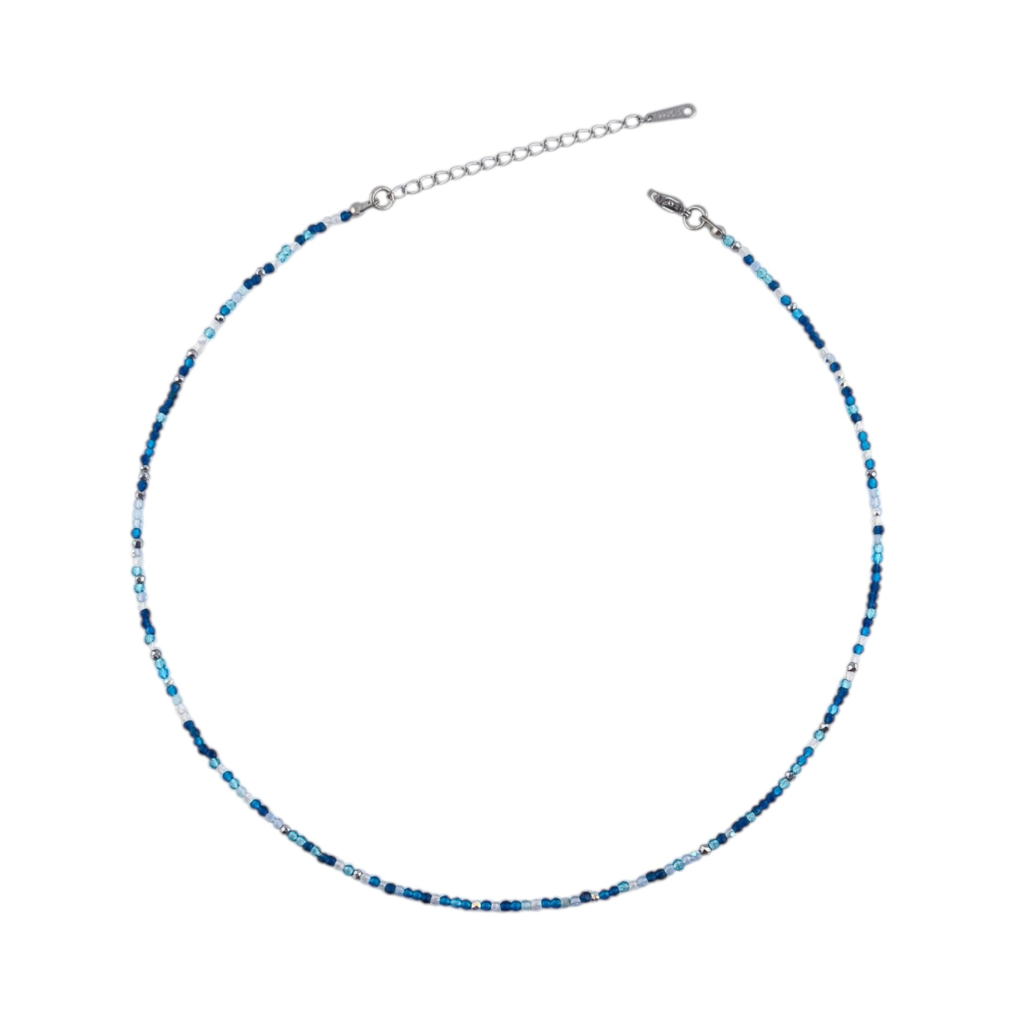 Colar Íris, gargantilha com contas de cristal facetado em tons de azul e acabamentos prateados