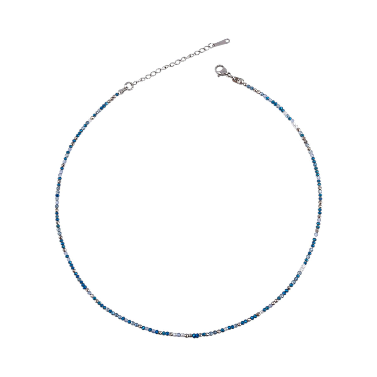 Colar Íris, gargantilha com contas de cristal facetado em tons de azul acinzentado e acabamentos prateados