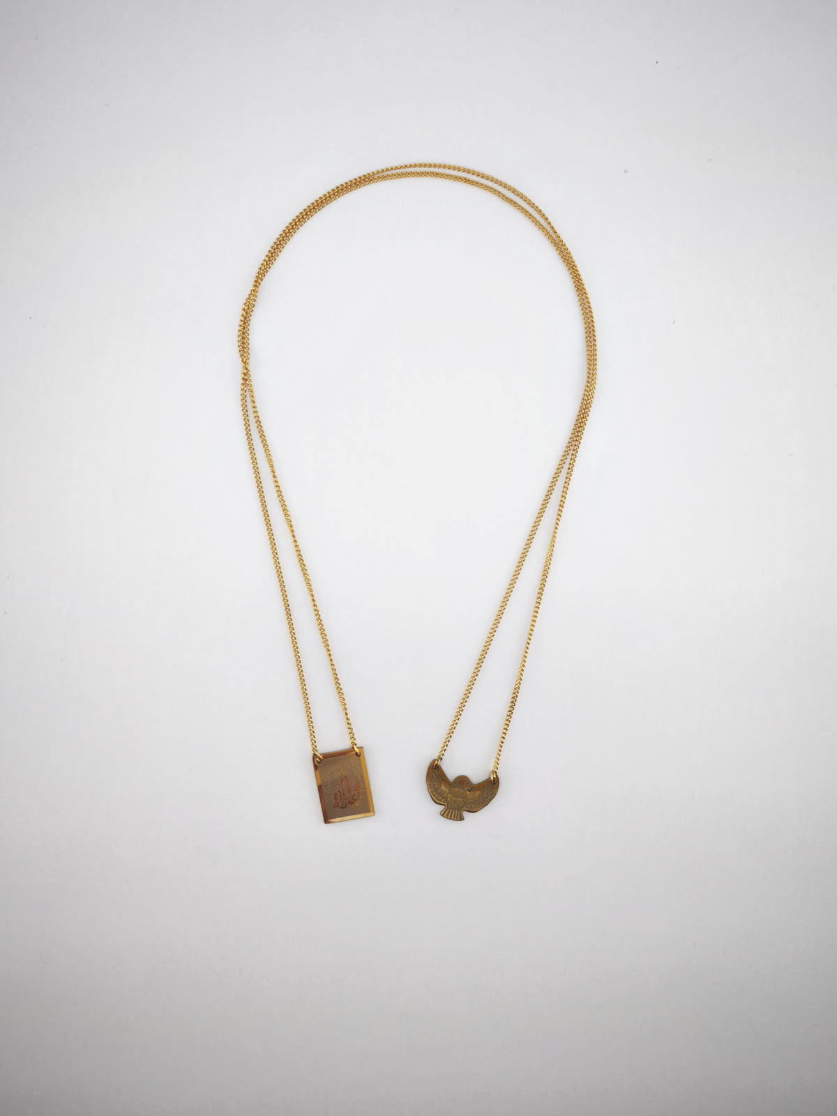 Colar Escapulário Anunciação dourado, com o Espírito Santo e medalha de Nossa Senhora de Fátima, vista de frente.