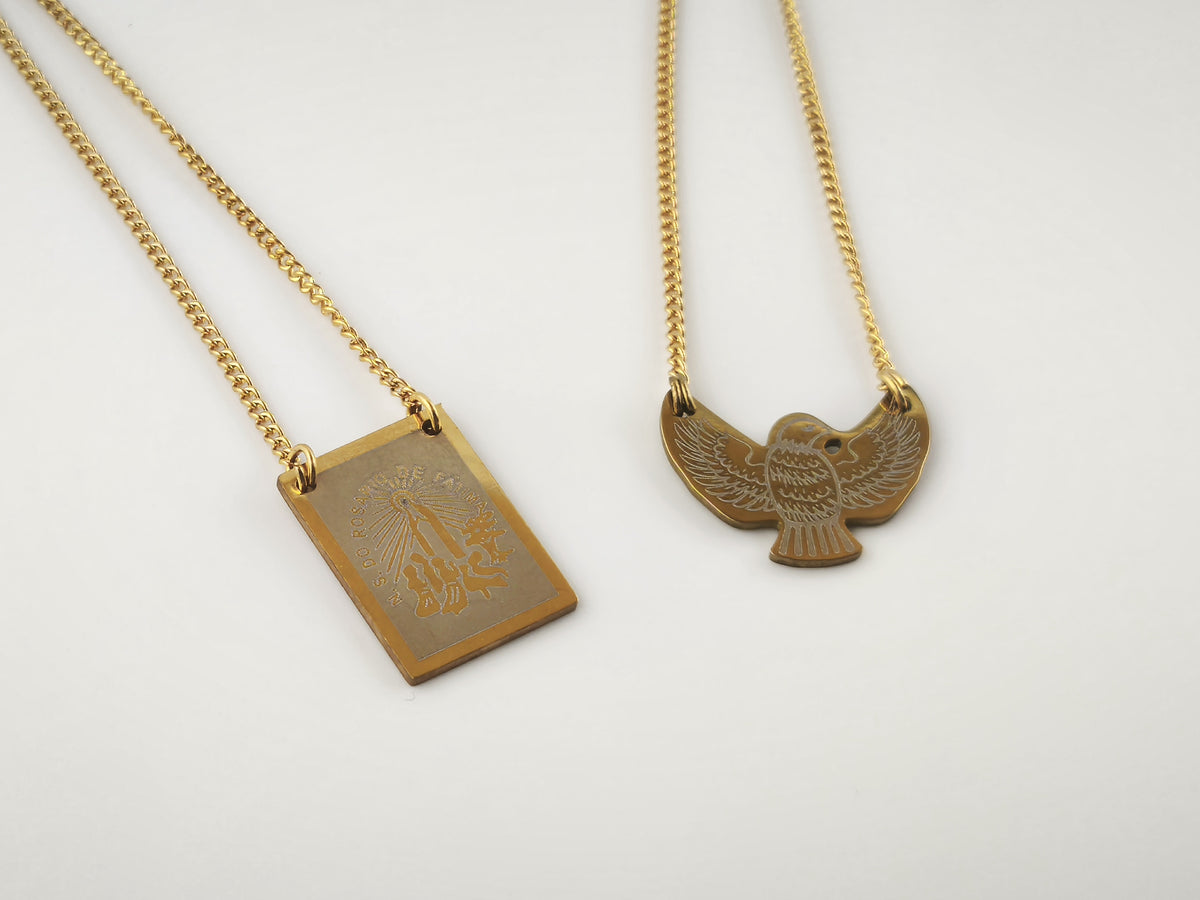 Colar Escapulário Anunciação dourado, pormenor do Espírito Santo e da medalha de Nossa Senhora de Fátima.