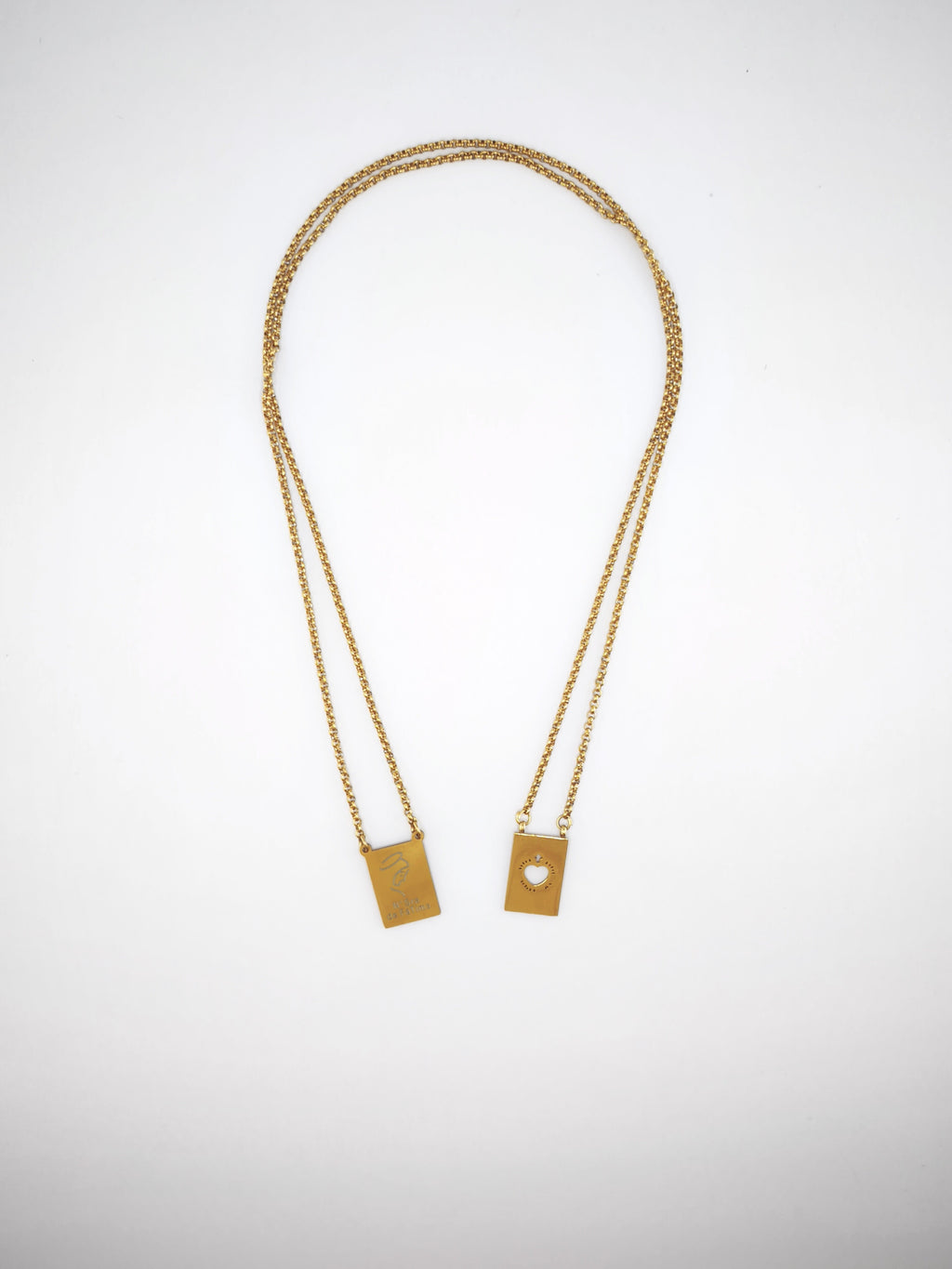 Colar Escapulário Refúgio dourado, com medalhas de Nossa Senhora de Fátima e do Sagrado Coração de Jesus, vista de frente.