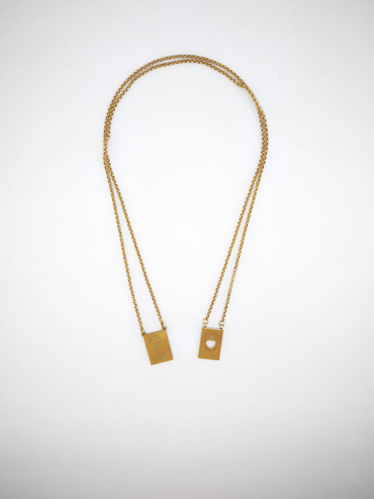 Colar Escapulário Refúgio dourado, com medalhas de Nossa Senhora de Fátima e do Sagrado Coração de Jesus, vista de frente.