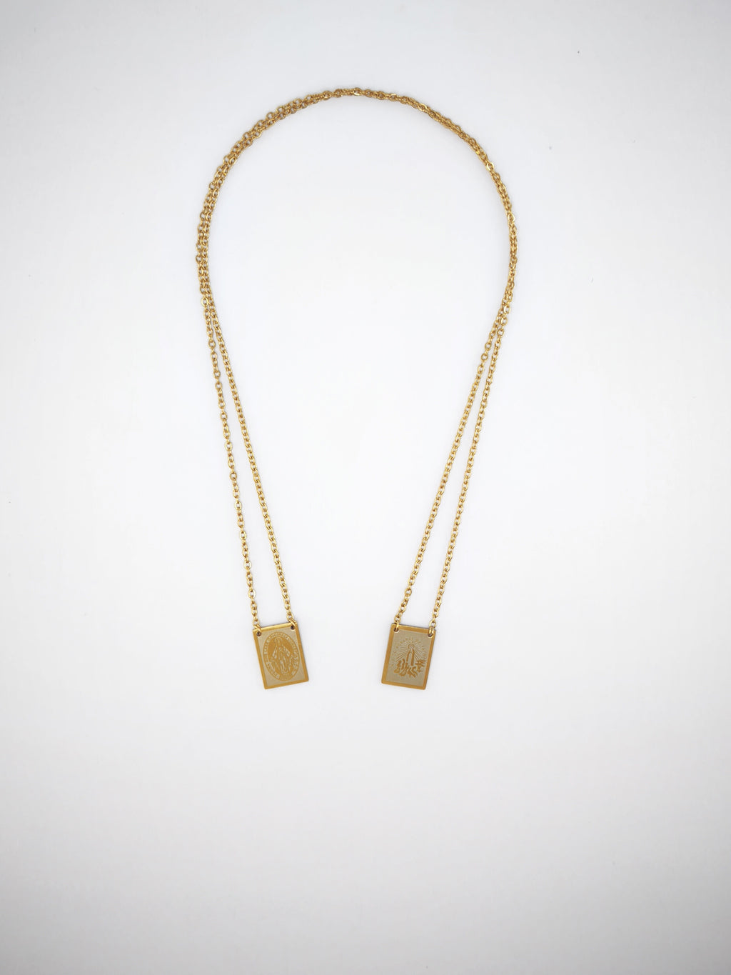 Colar Escapulário Candeia dourado, com medalhas de Nossa Senhora de Fátima e de Nossa Senhora das Graças, vista de frente.