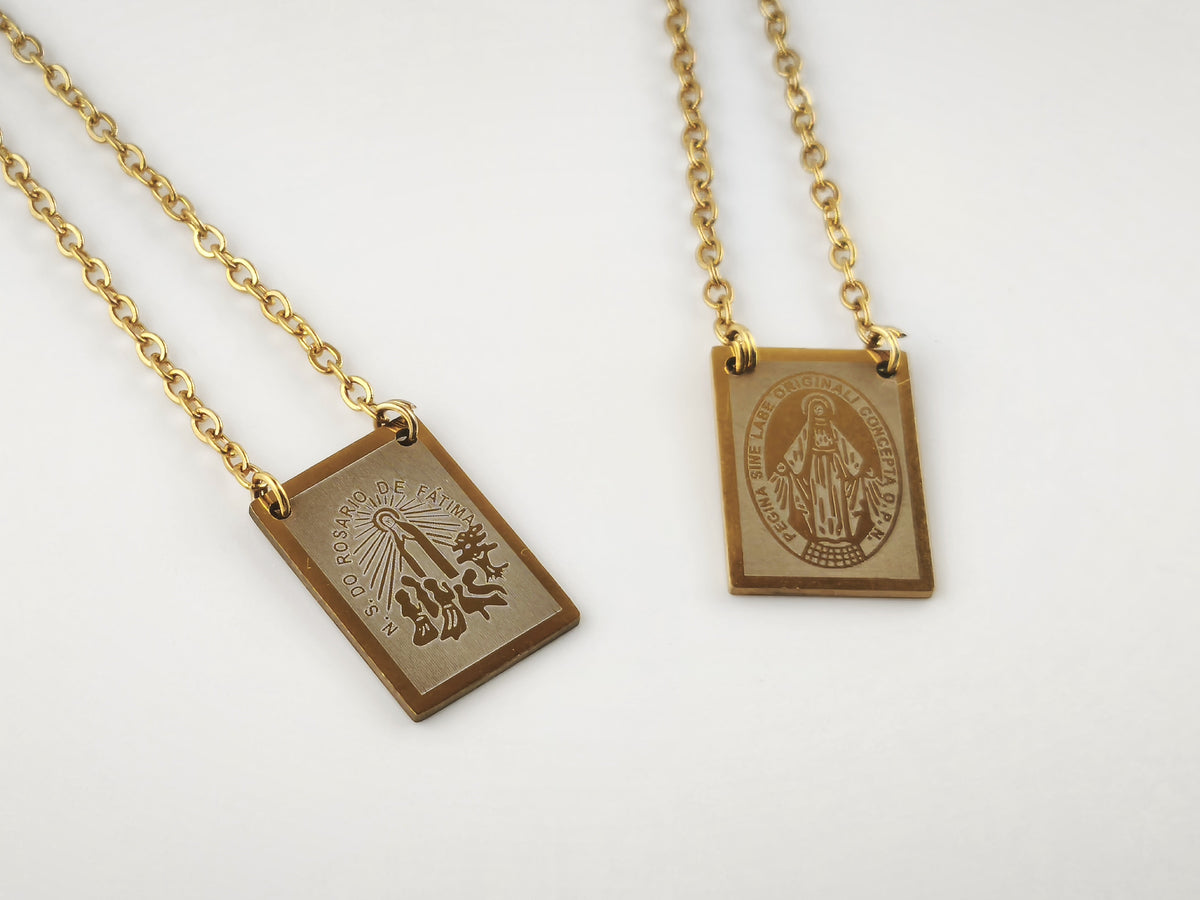 Colar Escapulário Candeia dourado, pormenor das medalhas de Nossa Senhora de Fátima e de Nossa Senhora das Graças.
