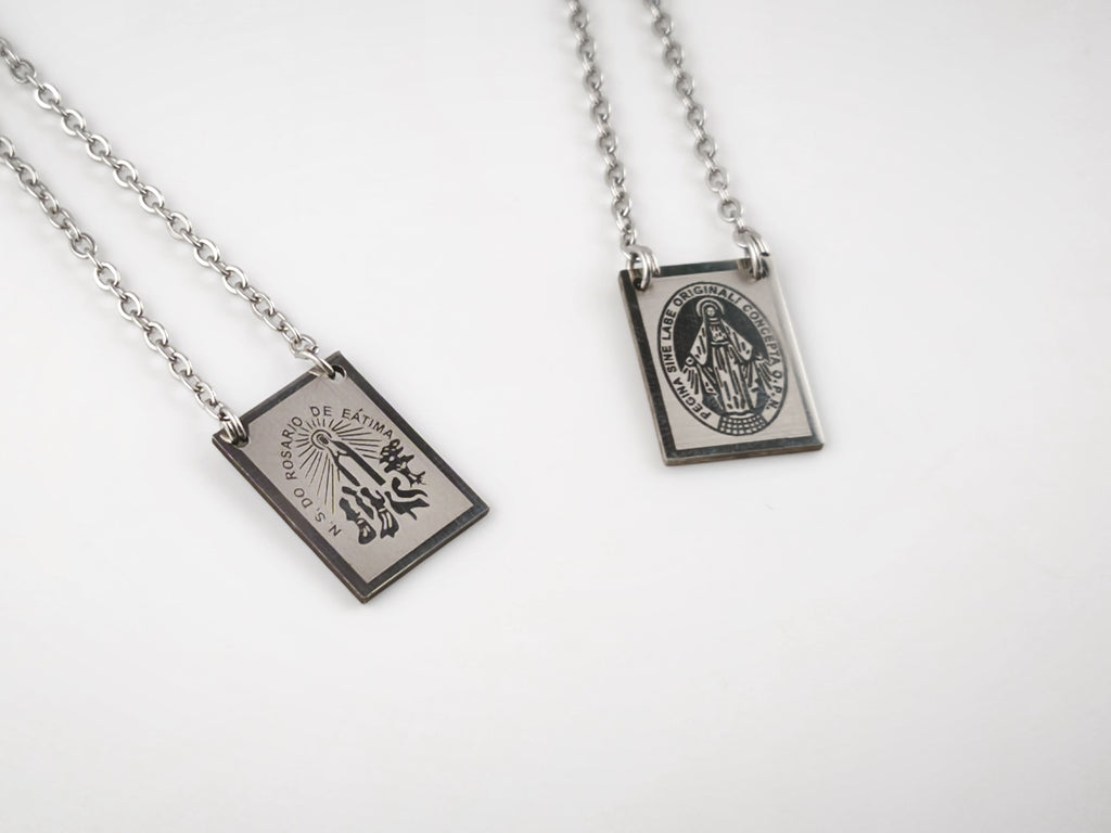 Colar Escapulário Candeia prateado, pormenor das medalhas de Nossa Senhora de Fátima e de Nossa Senhora das Graças.
