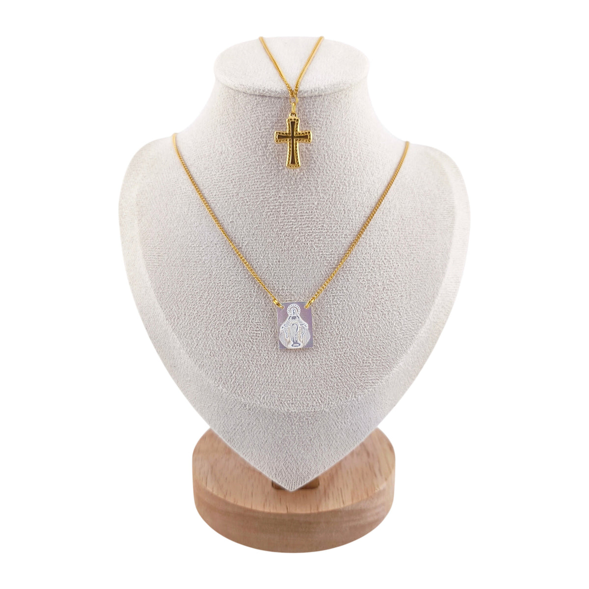 Colar Escapulário Sinal de Fé dourado, com Nossa Senhora das Graças em madre-pérola e cruz em aço, apresentado em expositor.
