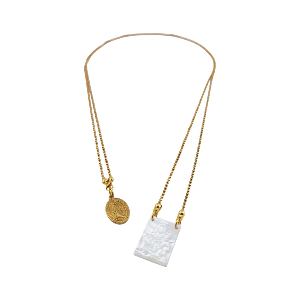 Colar Escapulário Manto de Graça dourado, com Nossa Senhora do Carmo em madre-pérola e Nossa Senhora das Graças em aço, vista de frente, sobre fundo branco.