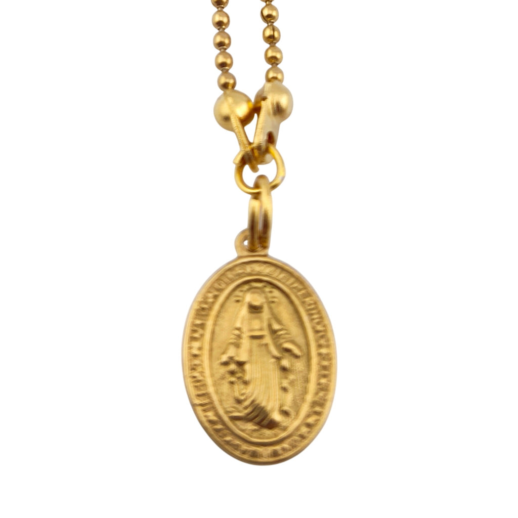 Colar Escapulário Manto de Graça dourado, pormenor da medalha, sobre fundo branco.