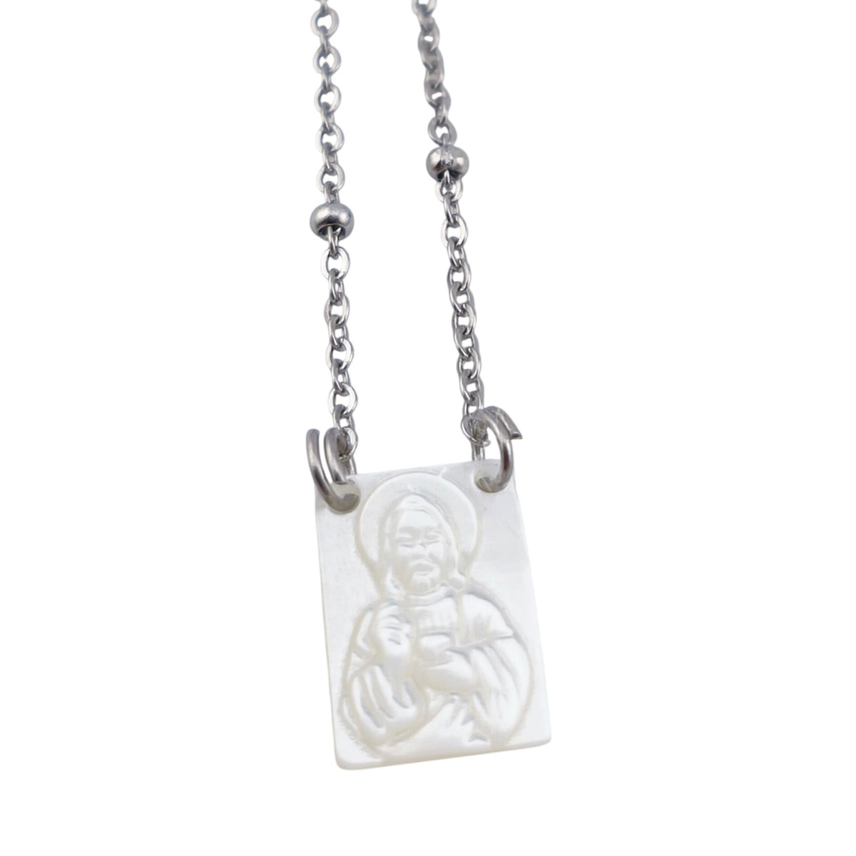 Colar Escapulário Caminho de Maria prateado, pormenor das medalhas, sobre fundo branco.