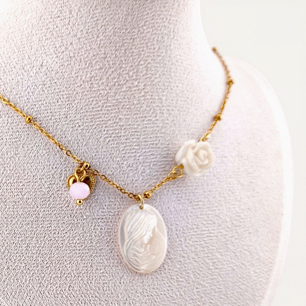 Colar gargantilha em aço inoxidável dourado com medalha em madre pérola N. S. do Carmo, cristal rosa, coração e rosa em resina. Coleção Religiosos | Joias de Fé