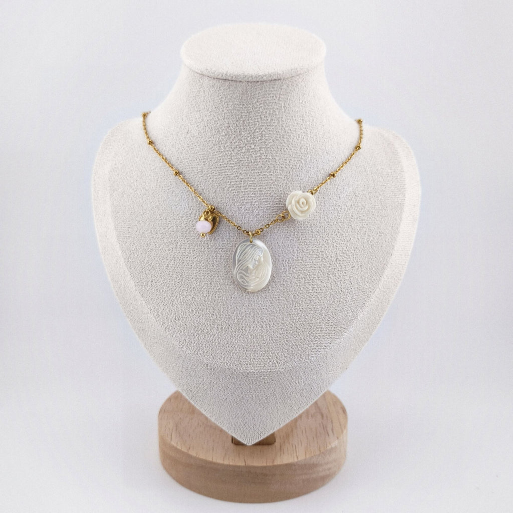 Colar gargantilha em aço inoxidável dourado com medalha em madre pérola N. S. do Carmo, cristal rosa, coração e rosa em resina. Coleção Religiosos | Joias de Fé