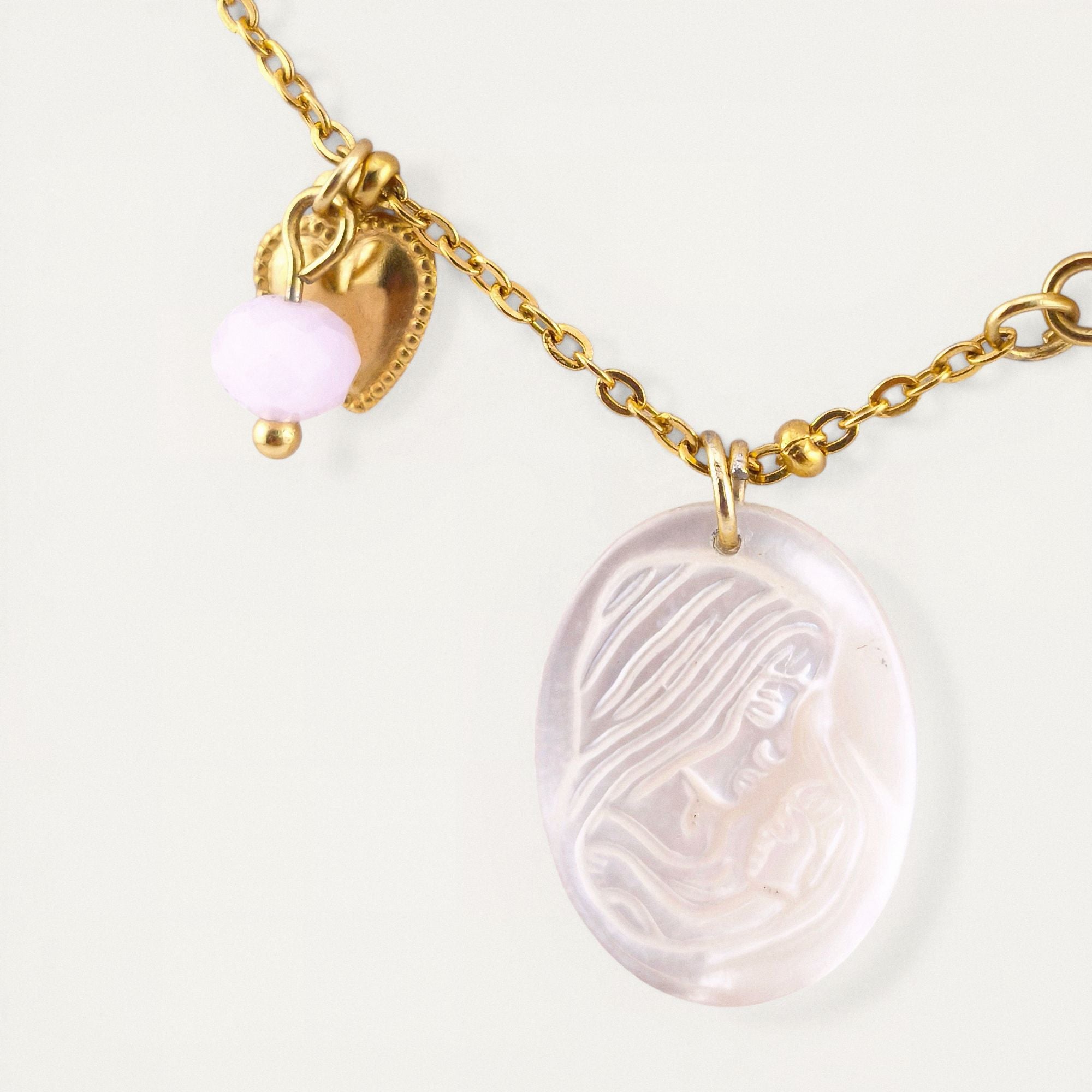 Colar gargantilha em aço inoxidável dourado com medalha em madre pérola N. S. do Carmo, cristal rosa, coração e rosa em resina. Coleção Religiosos | Joias de Fé