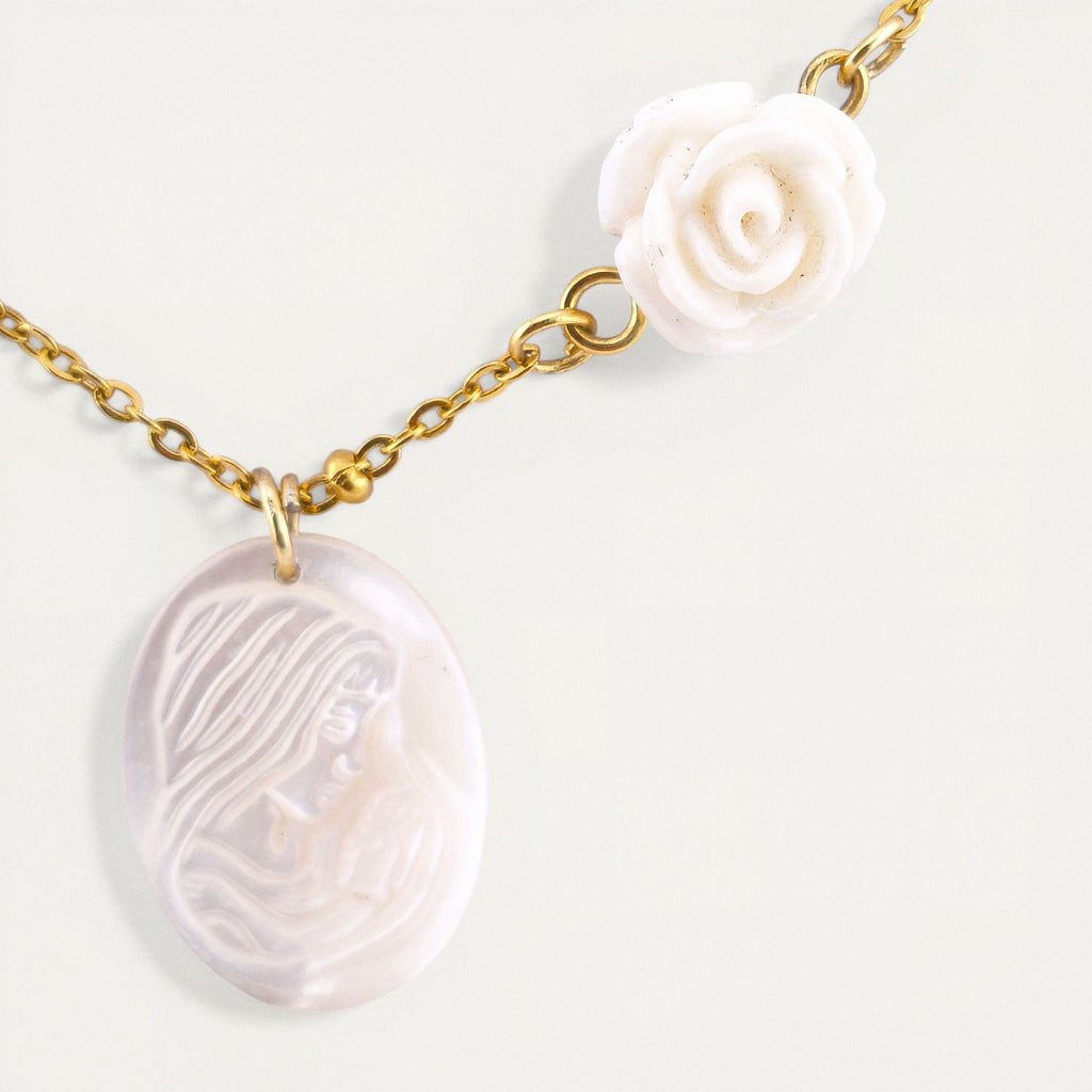 Colar gargantilha em aço inoxidável dourado com medalha em madre pérola N. S. do Carmo, cristal rosa, coração e rosa em resina. Coleção Religiosos | Joias de Fé