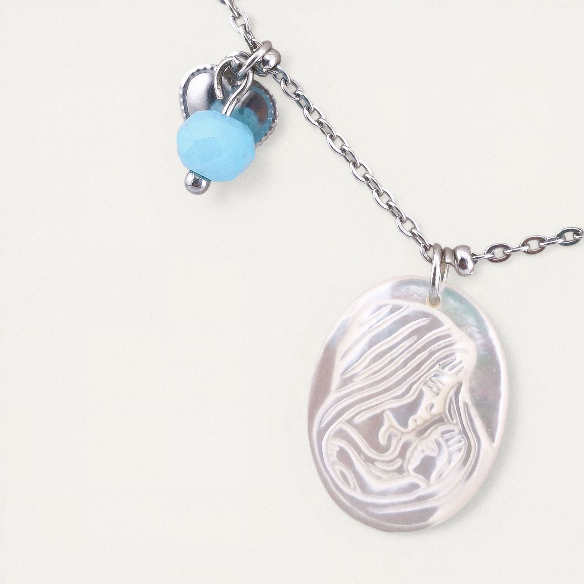 Colar gargantilha em aço inoxidável dourado com medalha em madre pérola N. S. do Carmo, cristal rosa, coração e rosa em resina. Coleção Religiosos | Joias de Fé