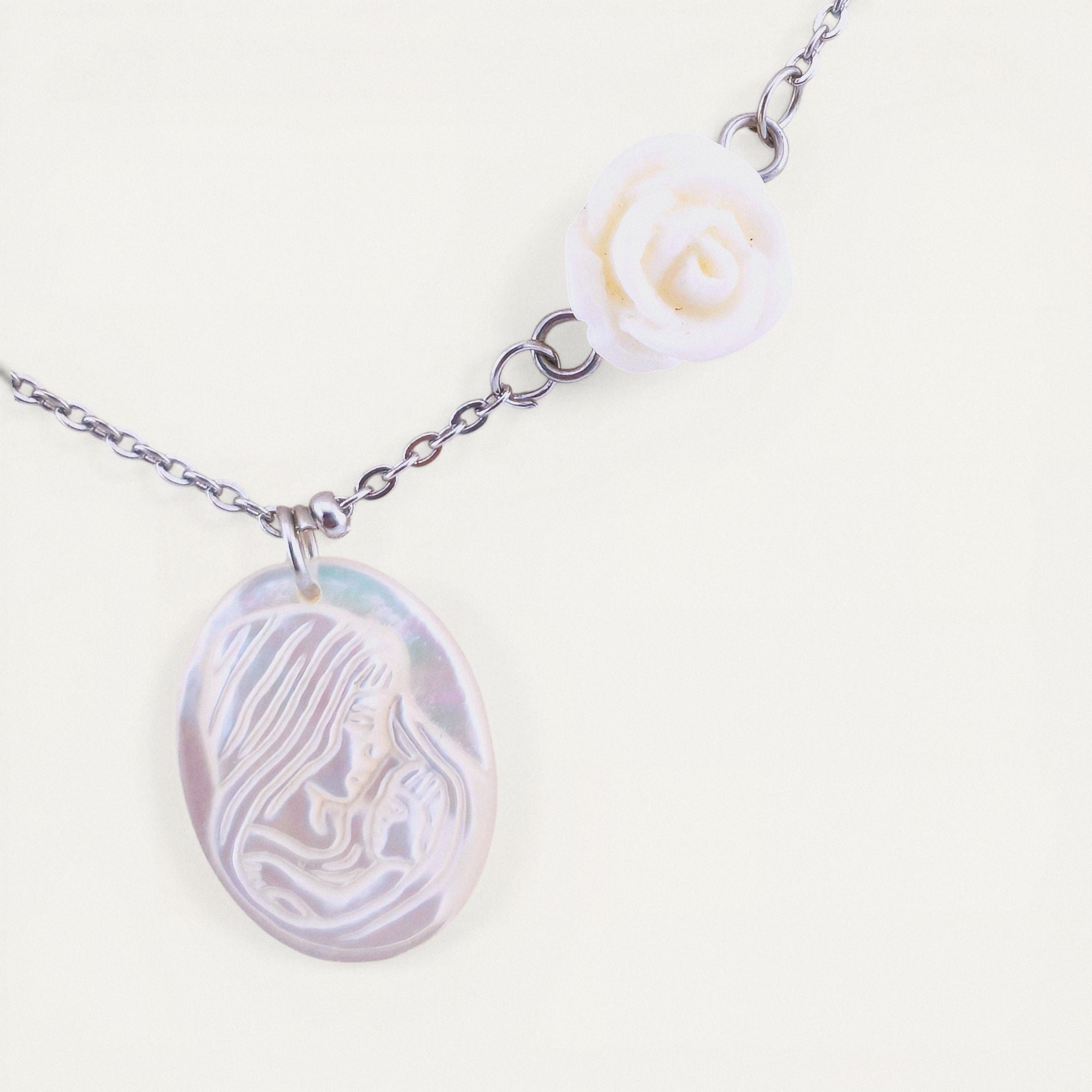 Colar gargantilha em aço inoxidável dourado com medalha em madre pérola N. S. do Carmo, cristal rosa, coração e rosa em resina. Coleção Religiosos | Joias de Fé