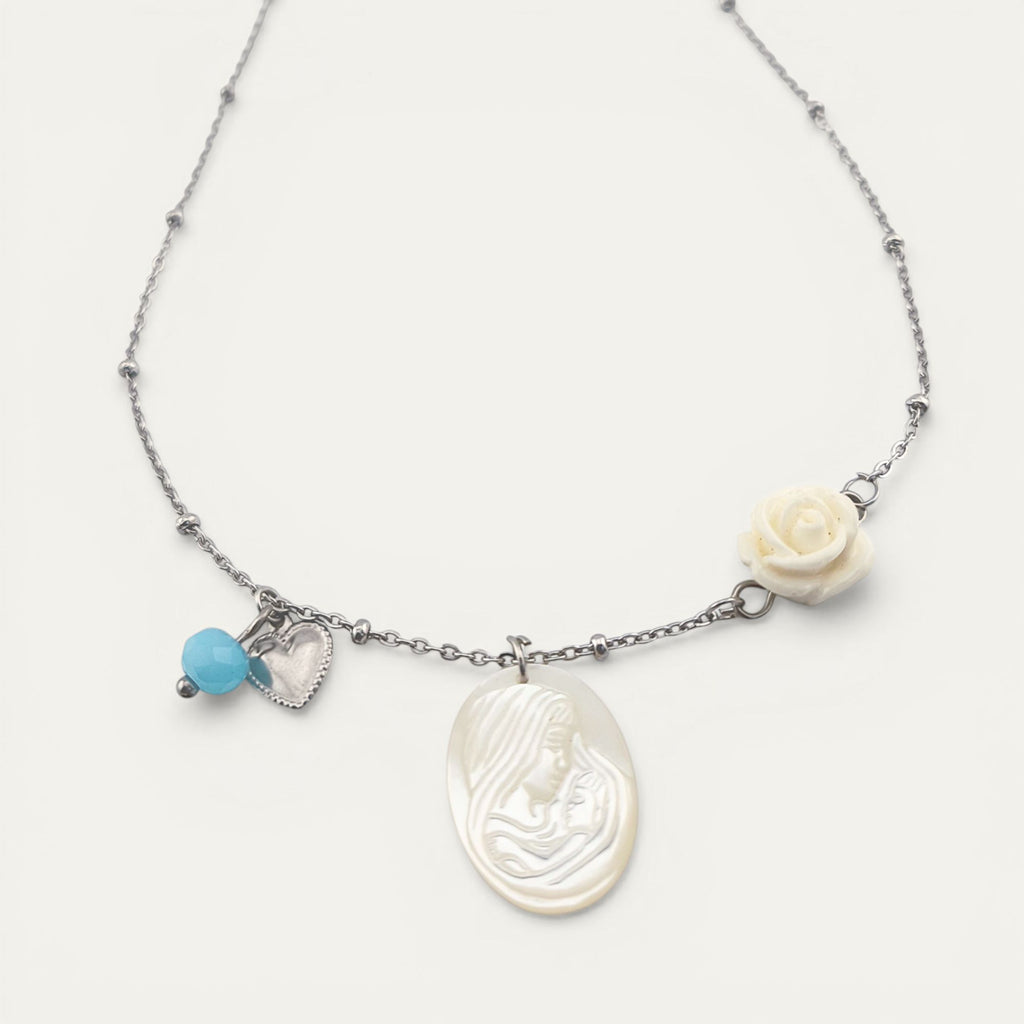 Colar gargantilha em aço inoxidável dourado com medalha em madre pérola N. S. do Carmo, cristal rosa, coração e rosa em resina. Coleção Religiosos | Joias de Fé
