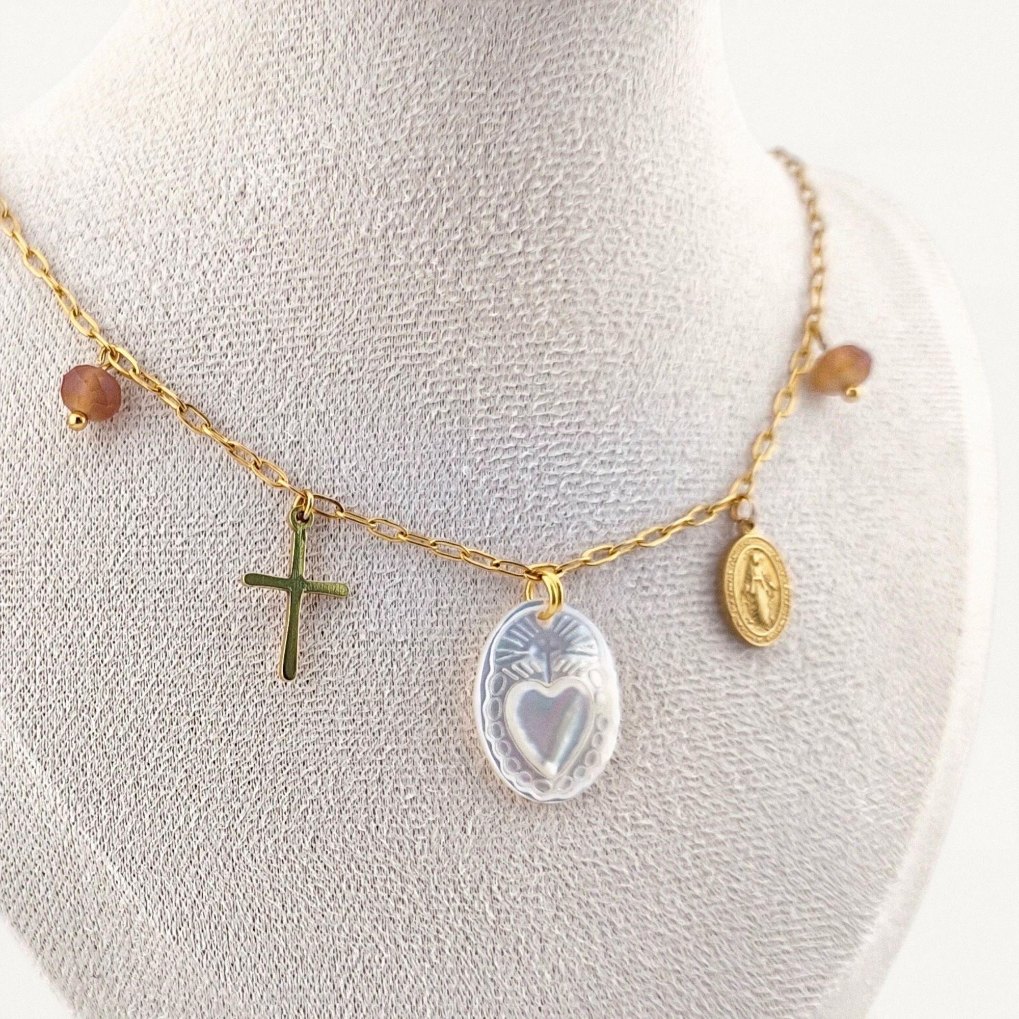 Colar gargantilha em aço inoxidável dourado com medalha em madre pérola Sagrado Coração de Maria, cruz e medalha N. S. das Graças. Coleção Religiosos | Joias de Fé
