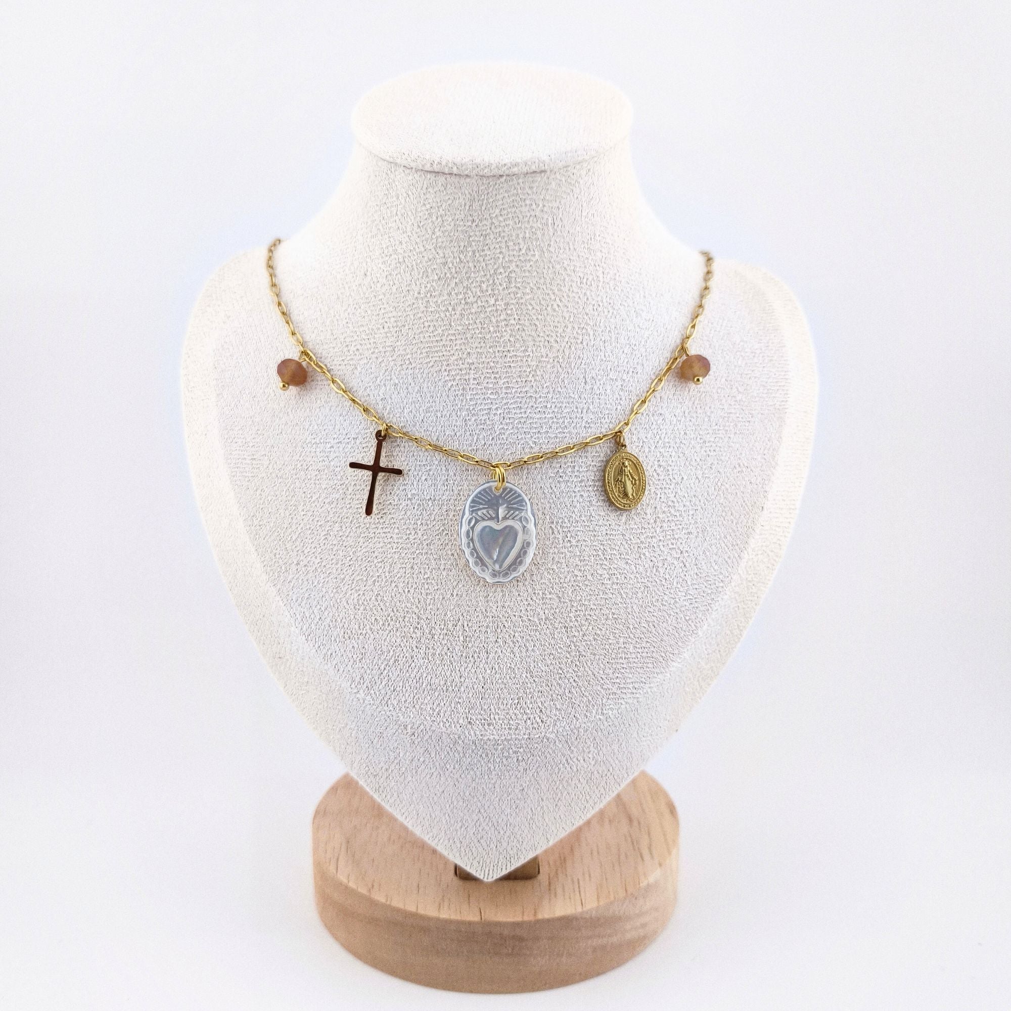 Colar gargantilha em aço inoxidável dourado com medalha em madre pérola Sagrado Coração de Maria, cruz e medalha N. S. das Graças. Coleção Religiosos | Joias de Fé