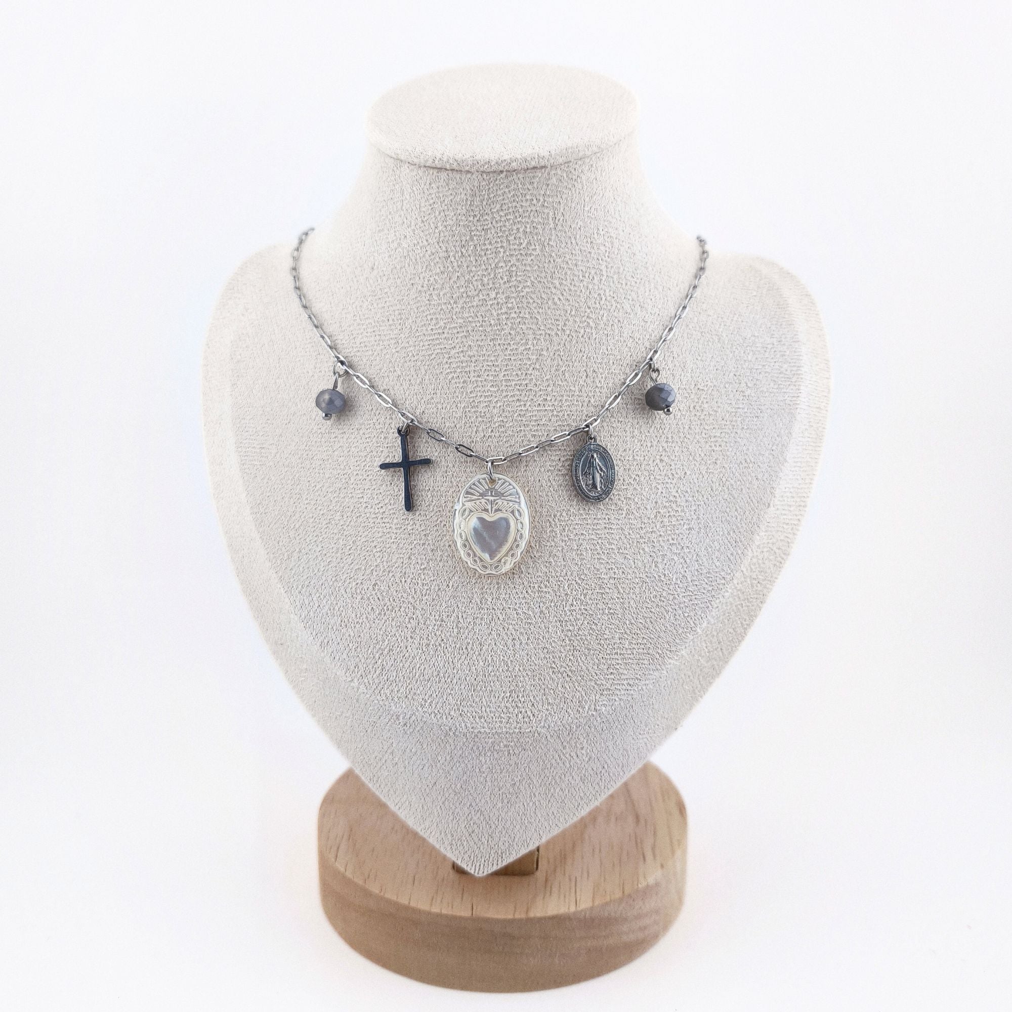 Colar gargantilha em aço inoxidável dourado com medalha em madre pérola Sagrado Coração de Maria, cruz e medalha N. S. das Graças. Coleção Religiosos | Joias de Fé