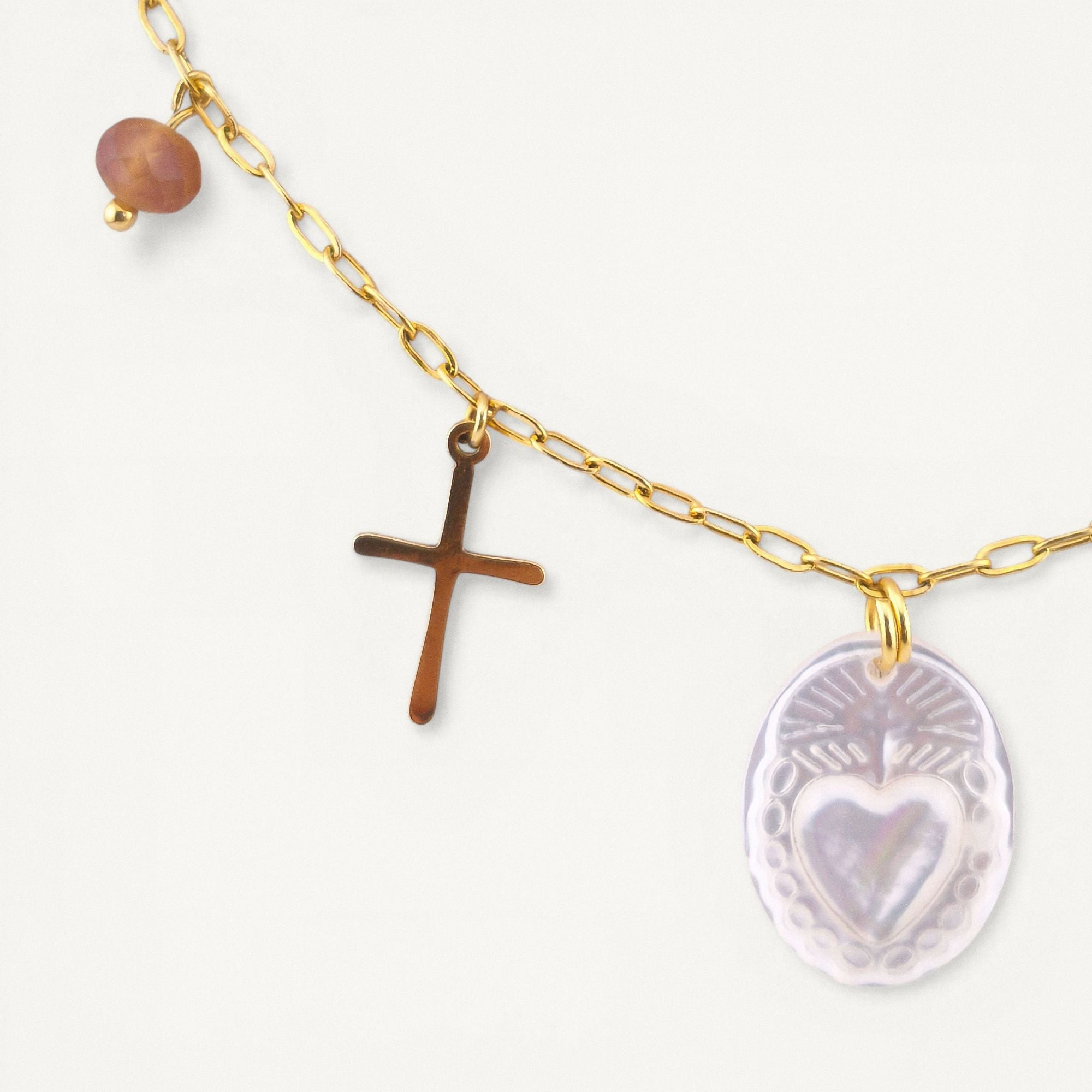 Colar gargantilha em aço inoxidável dourado com medalha em madre pérola Sagrado Coração de Maria, cruz e medalha N. S. das Graças. Coleção Religiosos | Joias de Fé
