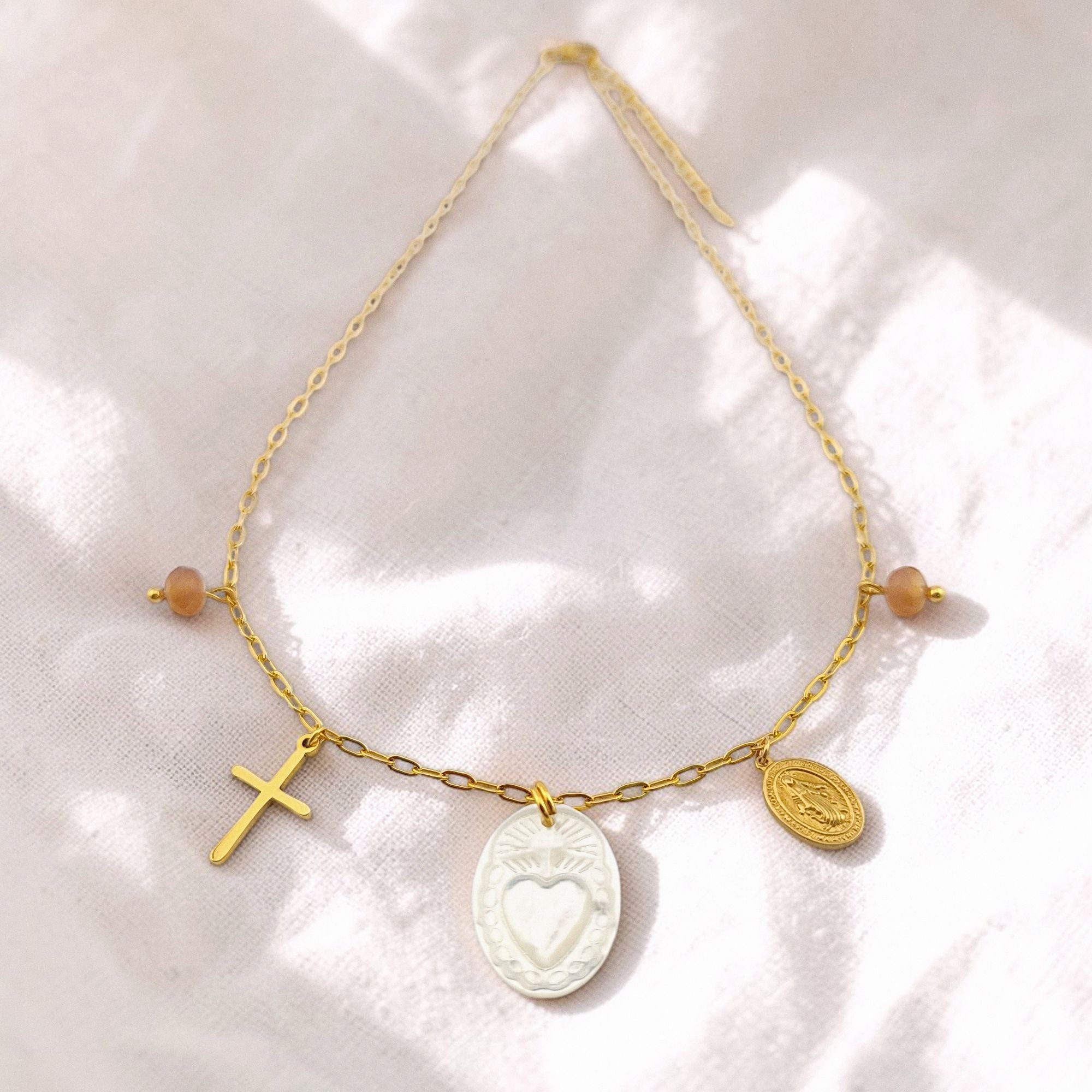 Colar gargantilha em aço inoxidável dourado com medalha em madre pérola Sagrado Coração de Maria, cruz e medalha N. S. das Graças. Coleção Religiosos | Joias de Fé