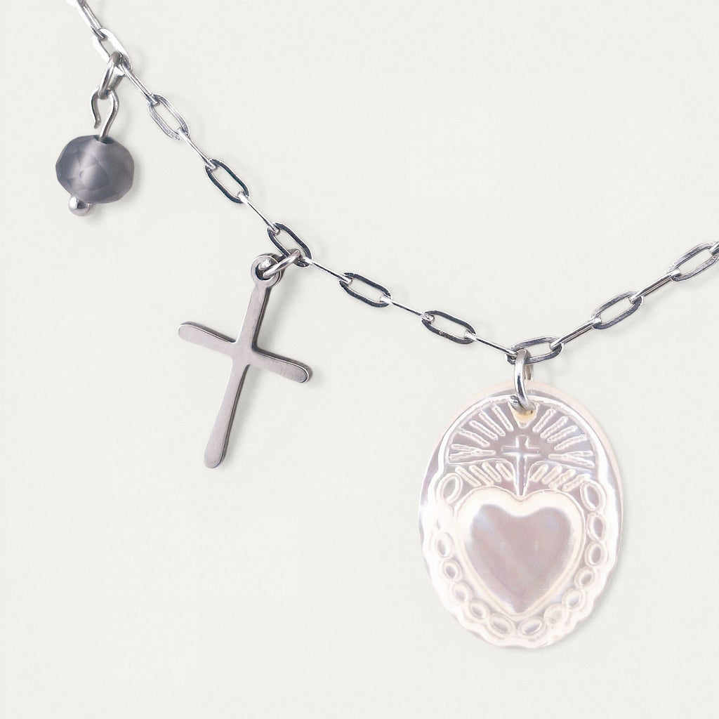 Colar gargantilha em aço inoxidável dourado com medalha em madre pérola Sagrado Coração de Maria, cruz e medalha N. S. das Graças. Coleção Religiosos | Joias de Fé