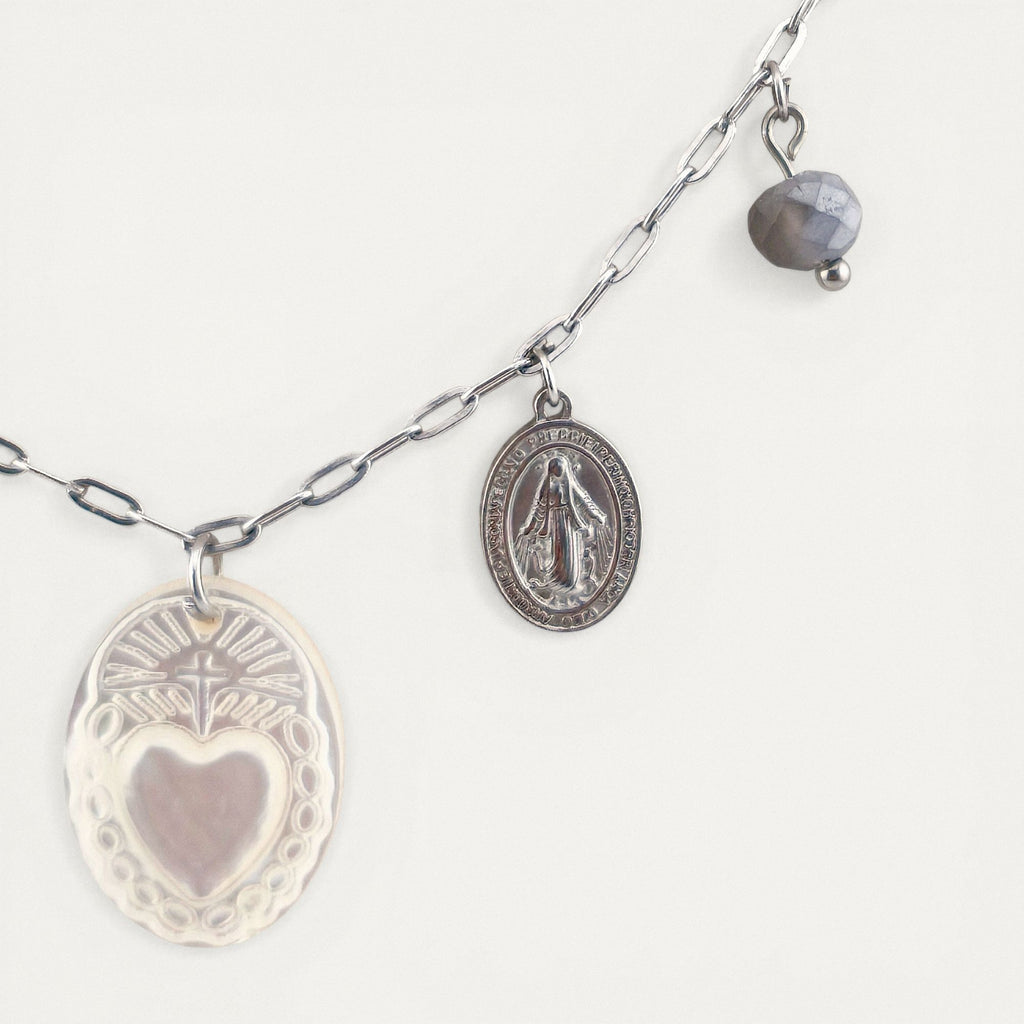 Colar gargantilha em aço inoxidável dourado com medalha em madre pérola Sagrado Coração de Maria, cruz e medalha N. S. das Graças. Coleção Religiosos | Joias de Fé