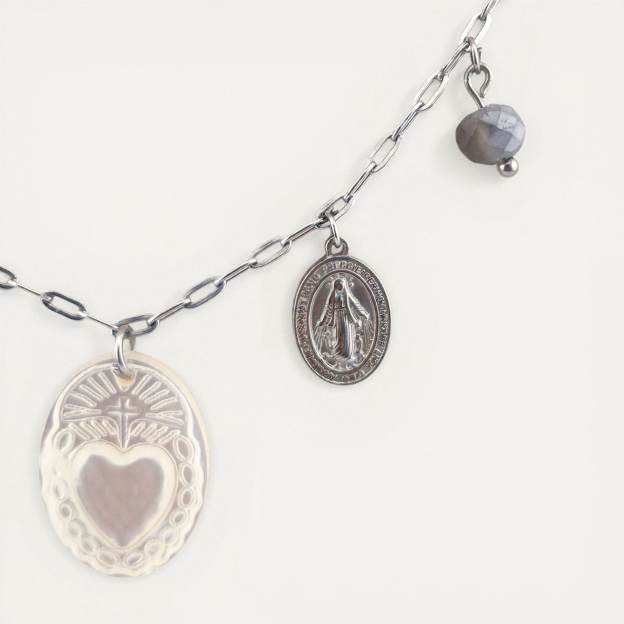 Colar gargantilha em aço inoxidável dourado com medalha em madre pérola Sagrado Coração de Maria, cruz e medalha N. S. das Graças. Coleção Religiosos | Joias de Fé