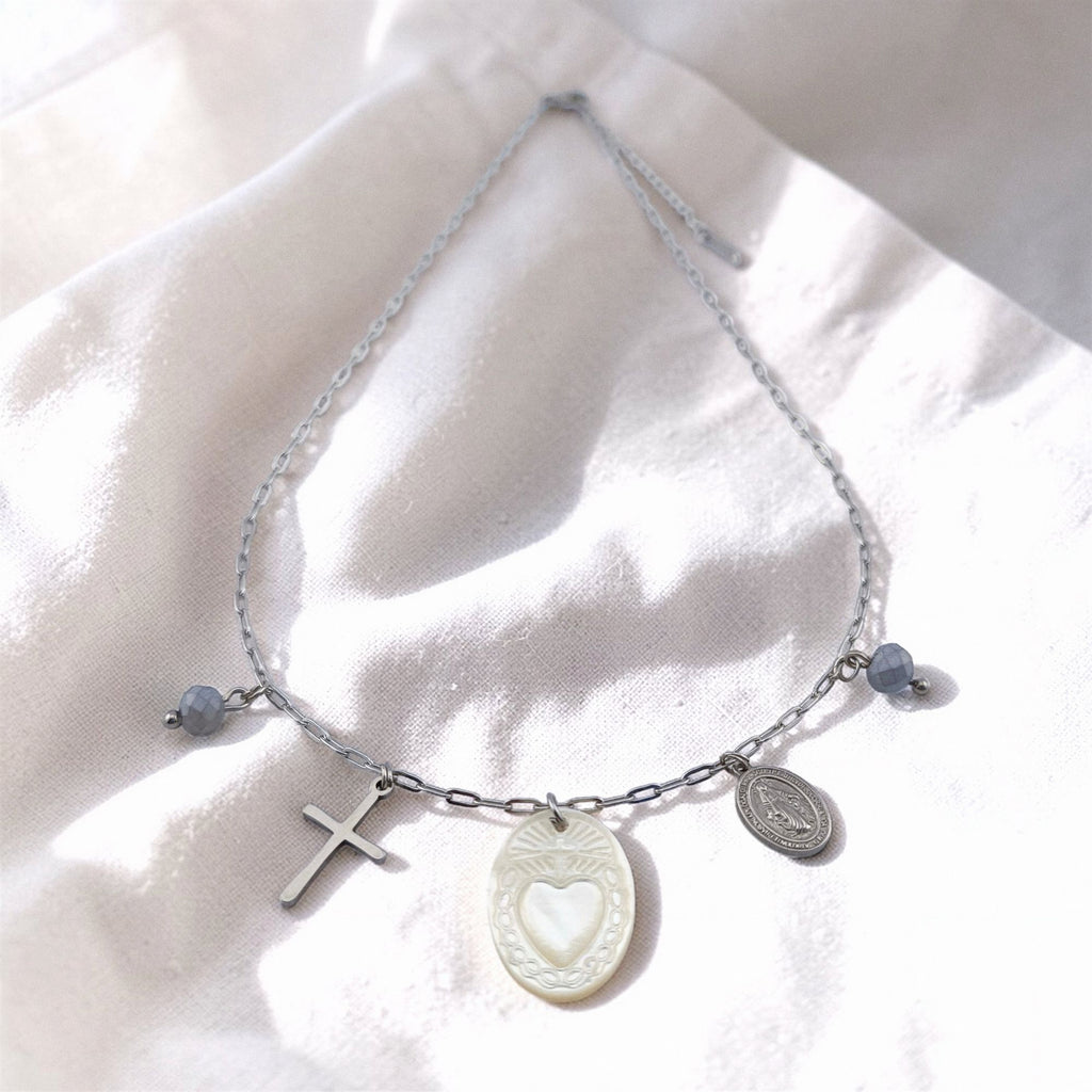 Colar gargantilha em aço inoxidável dourado com medalha em madre pérola Sagrado Coração de Maria, cruz e medalha N. S. das Graças. Coleção Religiosos | Joias de Fé