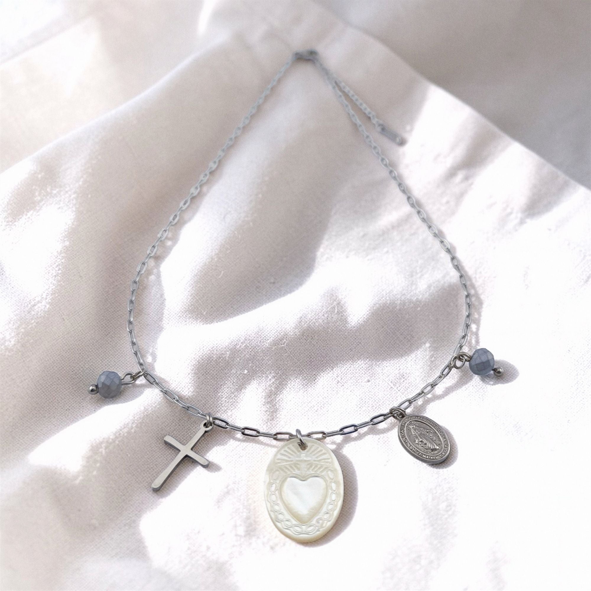 Colar gargantilha em aço inoxidável dourado com medalha em madre pérola Sagrado Coração de Maria, cruz e medalha N. S. das Graças. Coleção Religiosos | Joias de Fé