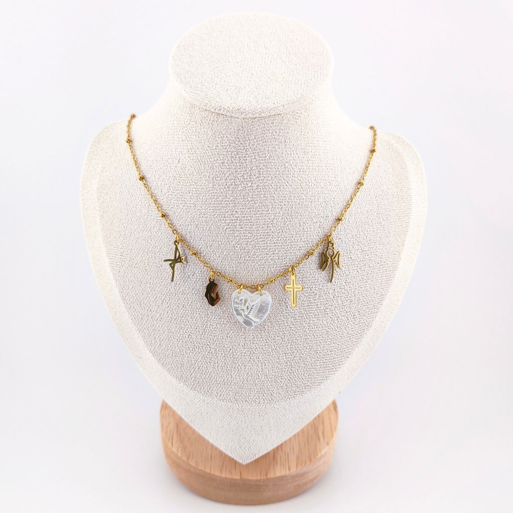 Colar gargantilha em aço inoxidável dourado com medalha coração em madre pérola e pendentes religiosos em aço. Coleção Religiosos | Joias de Fé