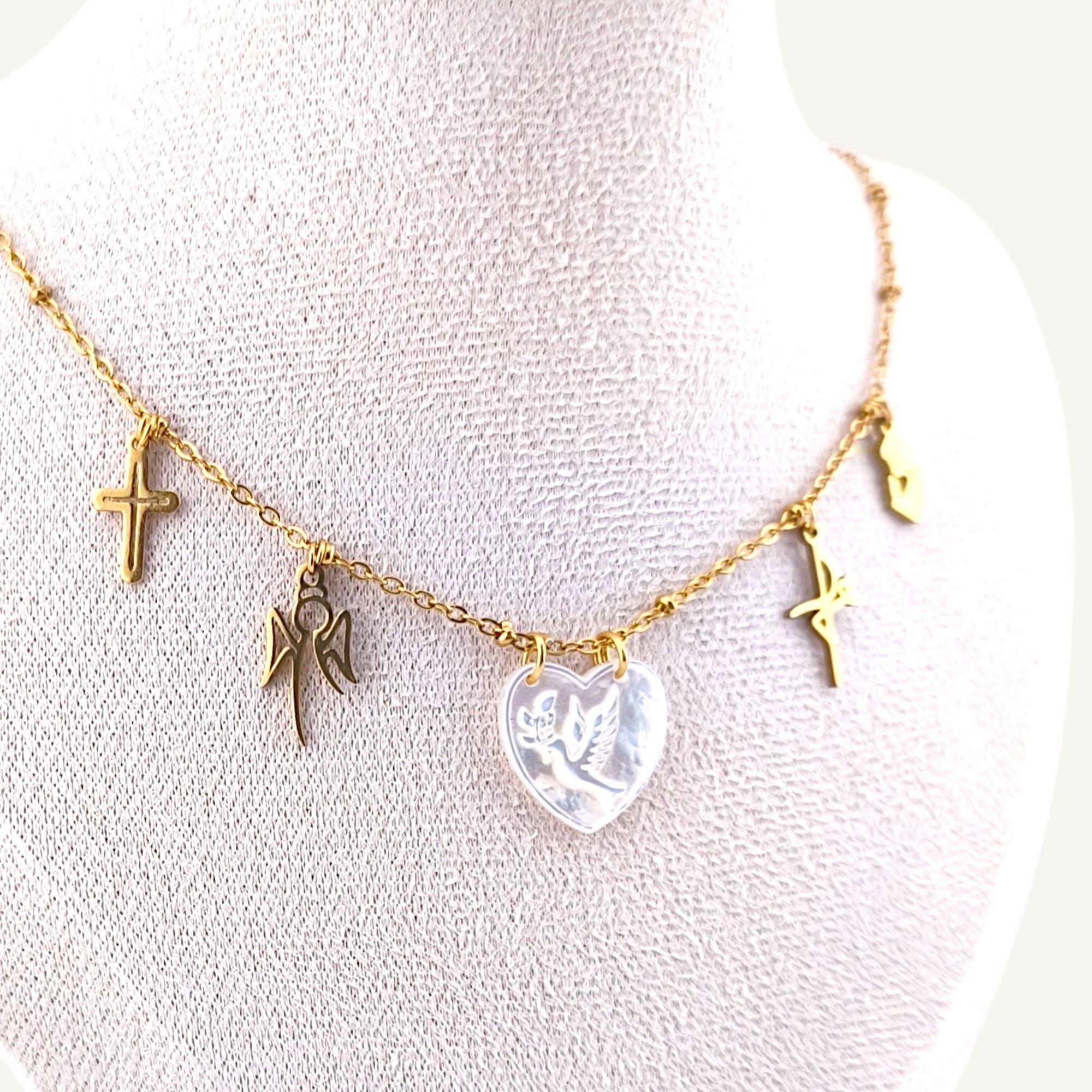 Colar gargantilha em aço inoxidável dourado com medalha coração em madre pérola e pendentes religiosos em aço. Coleção Religiosos | Joias de Fé