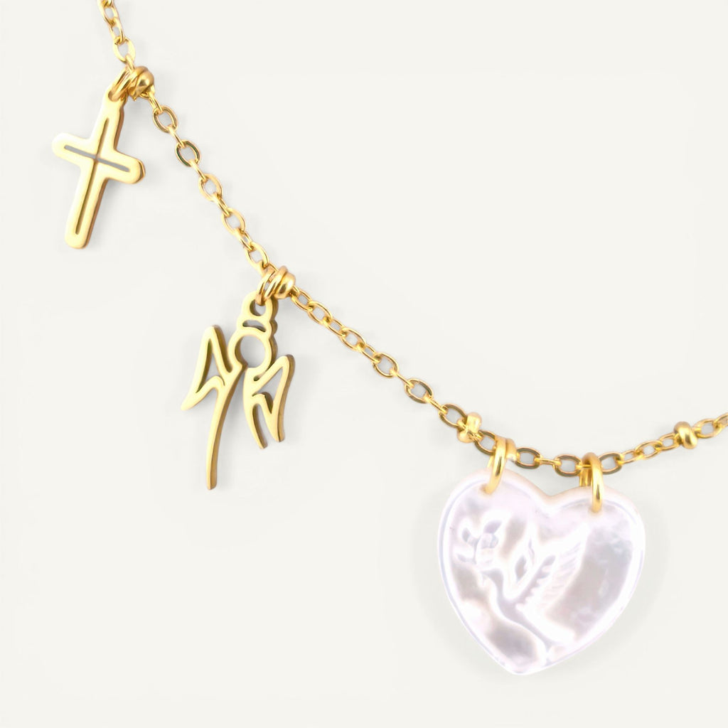 Colar gargantilha em aço inoxidável dourado com medalha coração em madre pérola e pendentes religiosos em aço. Coleção Religiosos | Joias de Fé