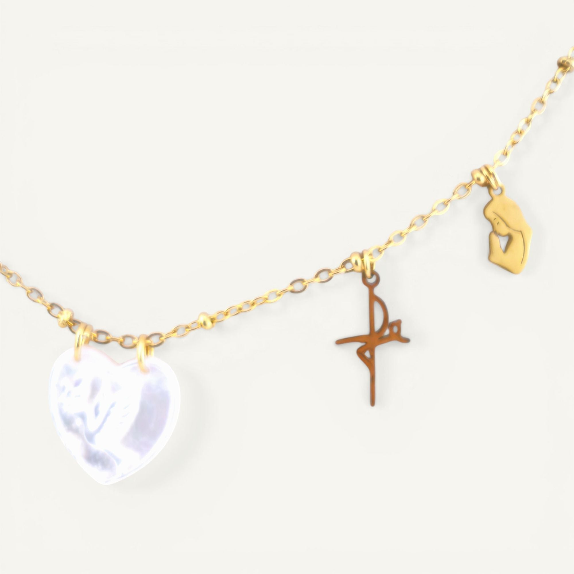 Colar gargantilha em aço inoxidável dourado com medalha coração em madre pérola e pendentes religiosos em aço. Coleção Religiosos | Joias de Fé