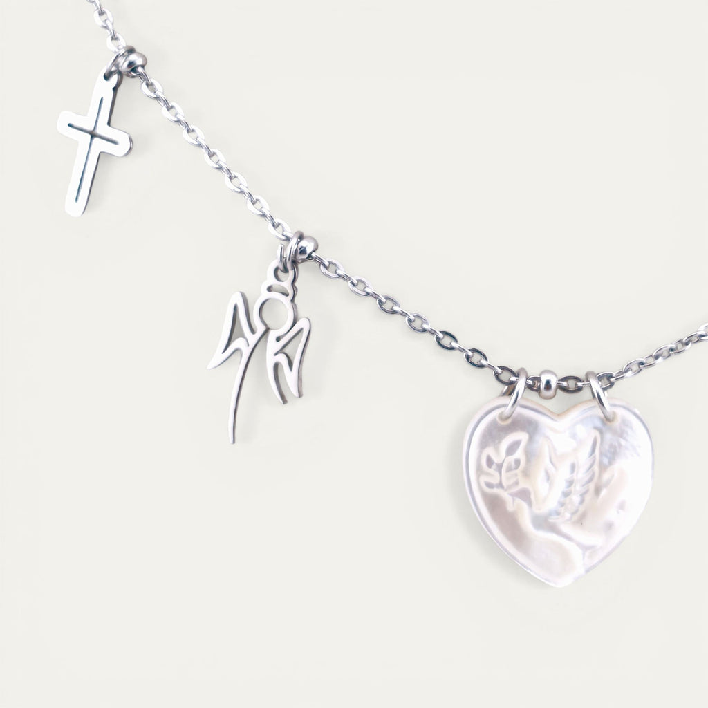 Colar gargantilha em aço inoxidável dourado com medalha coração em madre pérola e pendentes religiosos em aço. Coleção Religiosos | Joias de Fé