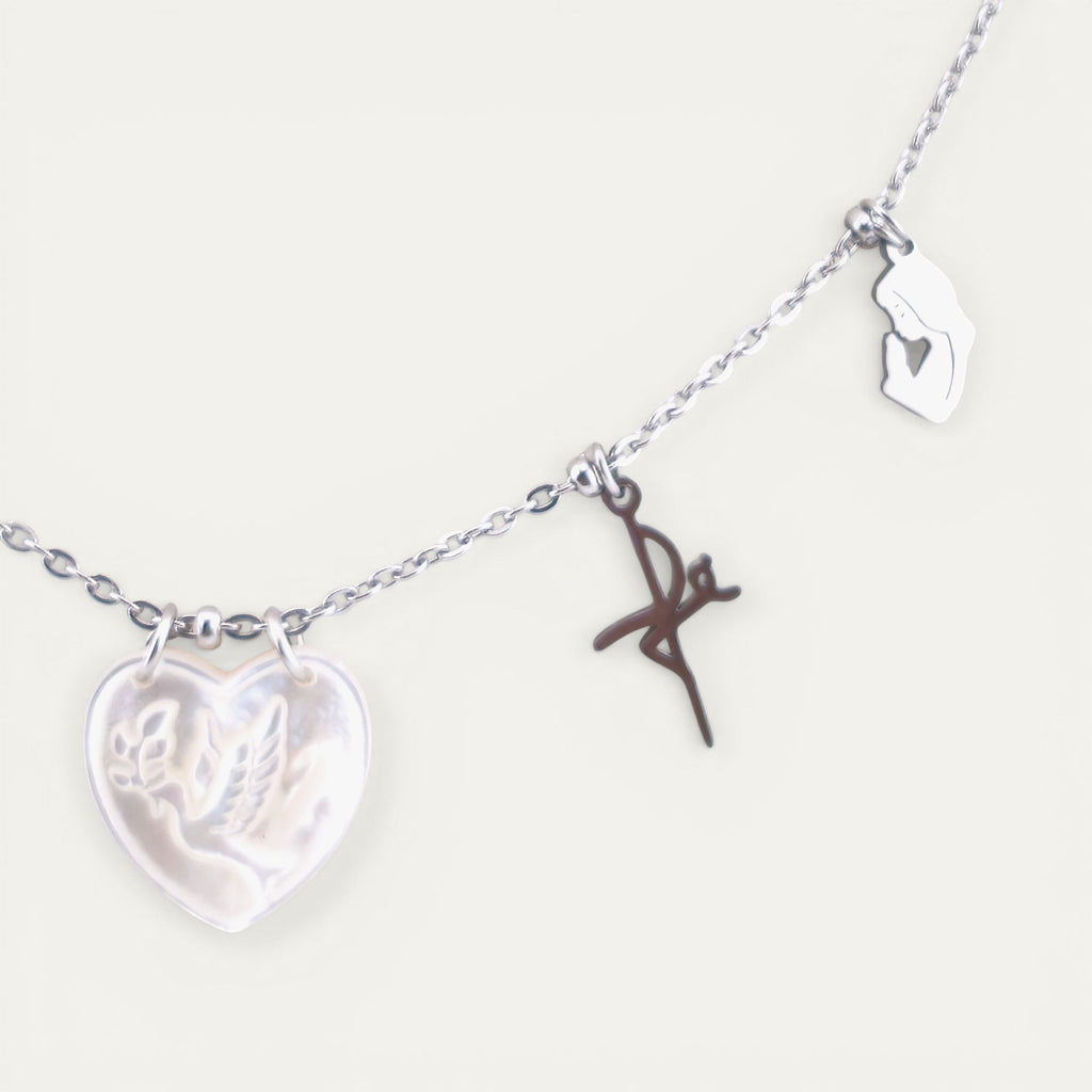Colar gargantilha em aço inoxidável dourado com medalha coração em madre pérola e pendentes religiosos em aço. Coleção Religiosos | Joias de Fé