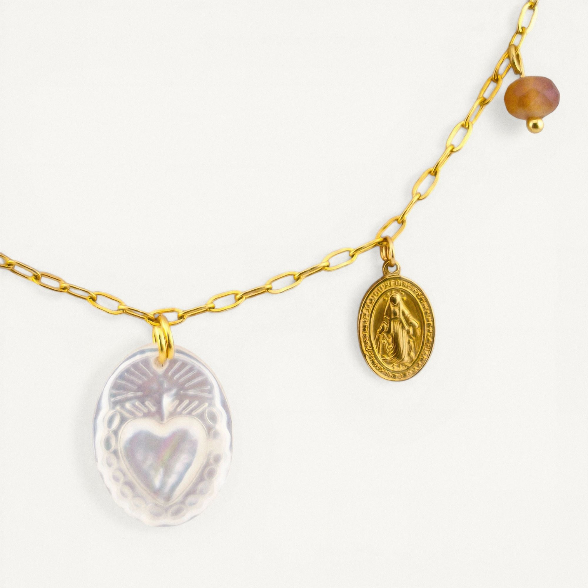 Colar gargantilha em aço inoxidável dourado com medalha em madre pérola Sagrado Coração de Maria, cruz e medalha N. S. das Graças. Coleção Religiosos | Joias de Fé