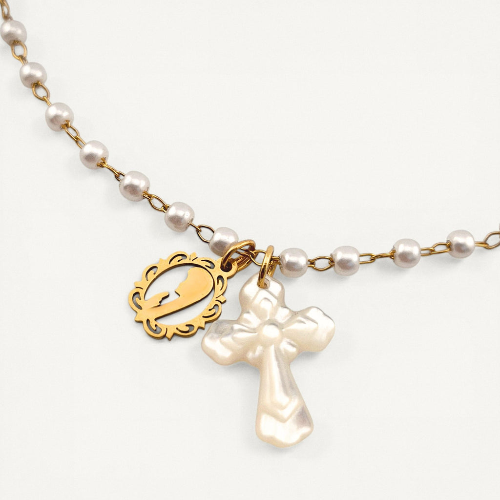 Colar gargantilha em aço inoxidável dourado com pérolas sintéticas, cruz em madre pérola e medalha N. S. das Graças. Coleção Religiosos | Joia de Fé
