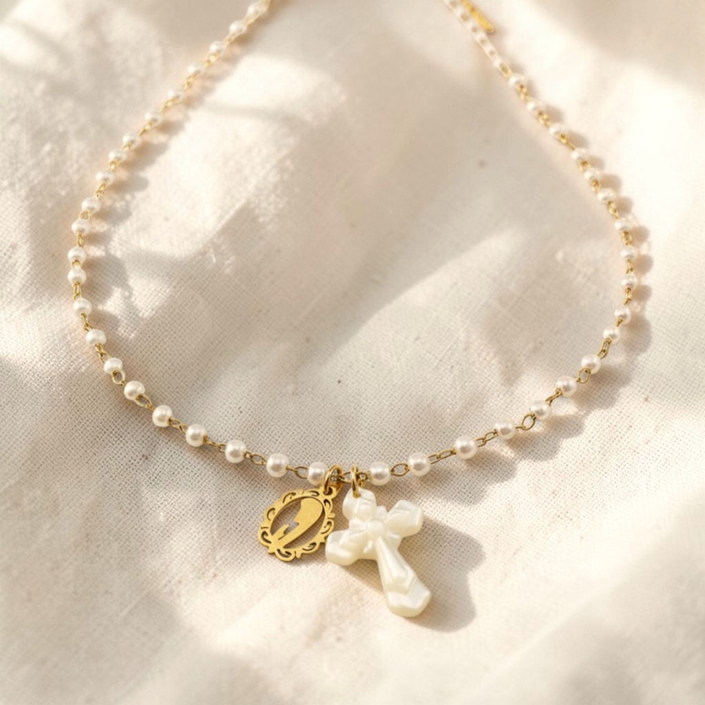 Colar gargantilha em aço inoxidável dourado com pérolas sintéticas, cruz em madre pérola e medalha N. S. das Graças. Coleção Religiosos | Joia de Fé