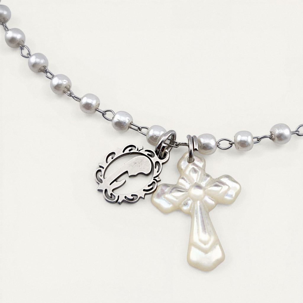 Colar gargantilha em aço inoxidável dourado com pérolas sintéticas, cruz em madre pérola e medalha N. S. das Graças. Coleção Religiosos | Joia de Fé
