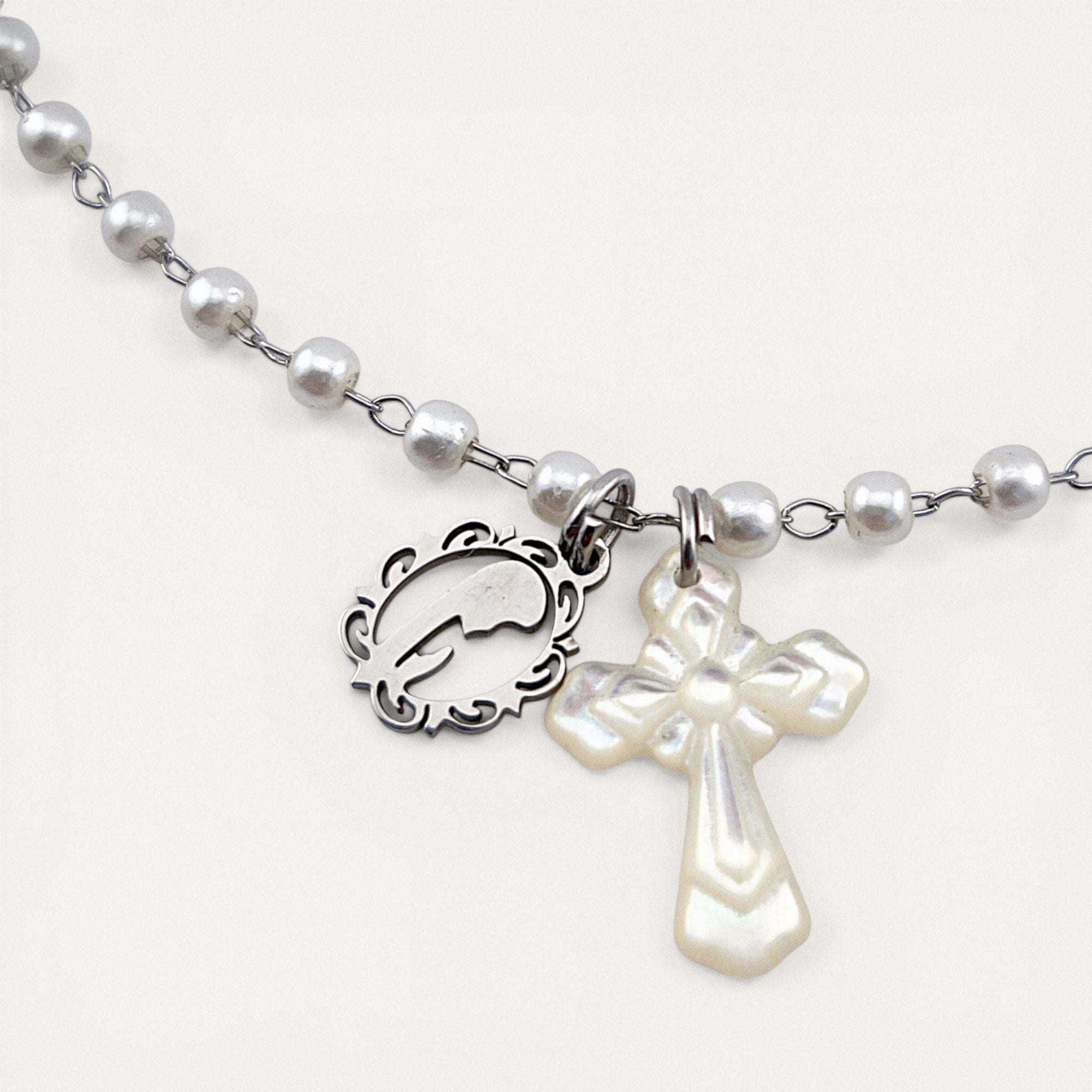 Colar gargantilha em aço inoxidável dourado com pérolas sintéticas, cruz em madre pérola e medalha N. S. das Graças. Coleção Religiosos | Joia de Fé