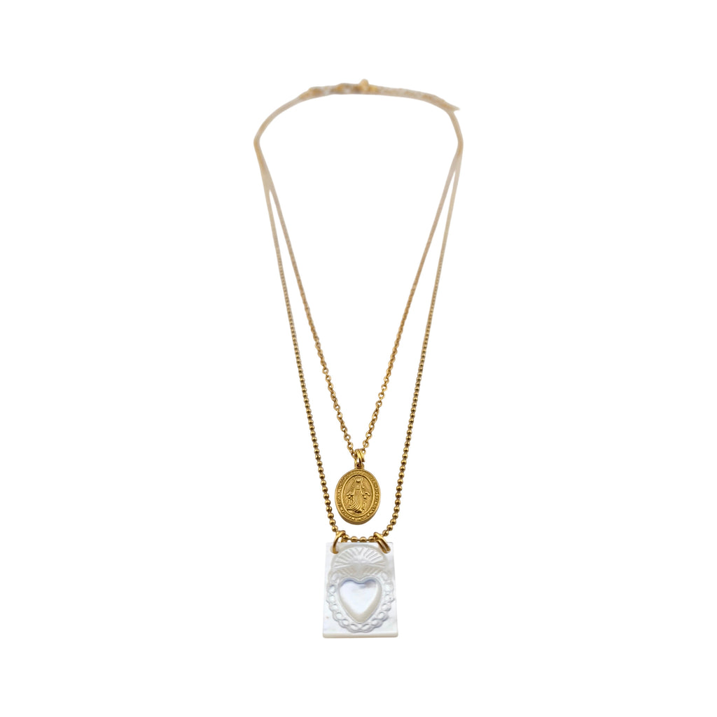Colar Escapulário Devoção dourado, duplo, com medalhas, vista de frente, sobre fundo branco.