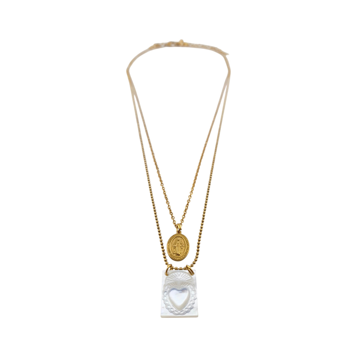 Colar Escapulário Devoção dourado, duplo, com medalhas, vista de frente, sobre fundo branco.