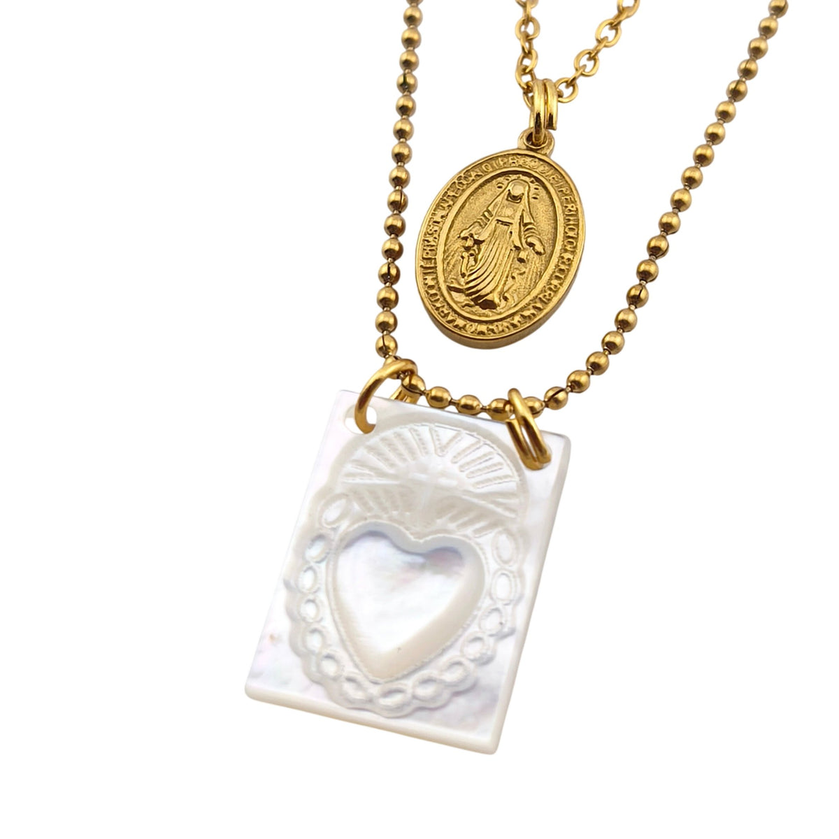 Colar Escapulário Devoção dourado, pormenor da medalha, sobre fundo branco.