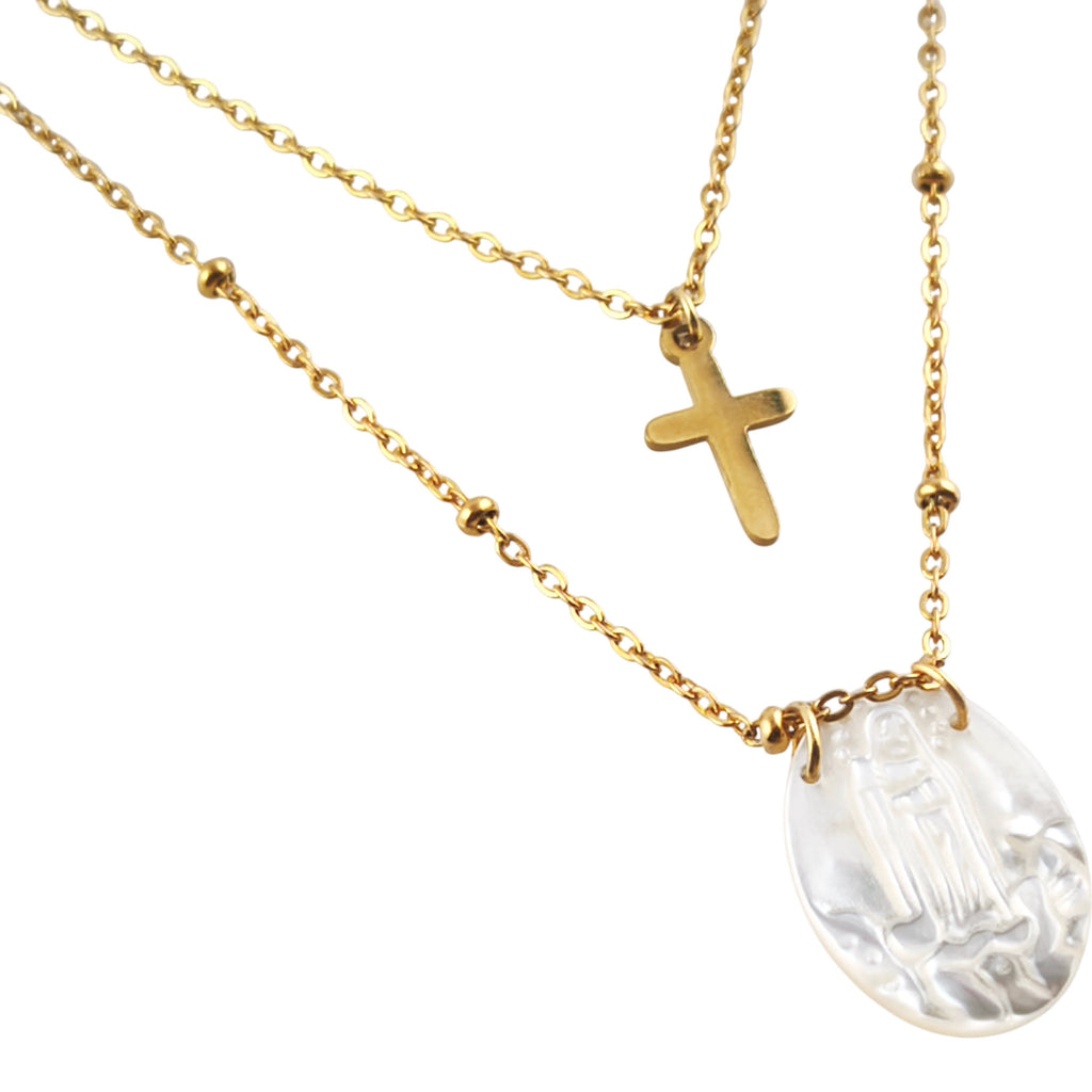 Colar Escapulário Bênção dourado, pormenor da cruz e da medalha, sobre fundo branco.