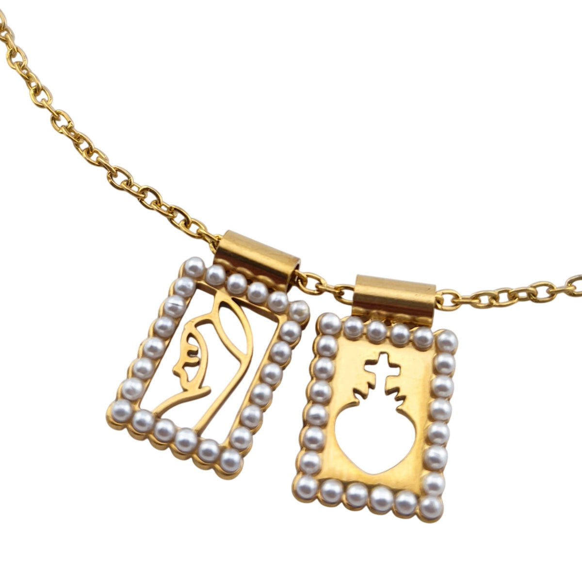 Colar Escapulário Alma Sagrada dourado, pormenor das medalhas, sobre fundo branco.