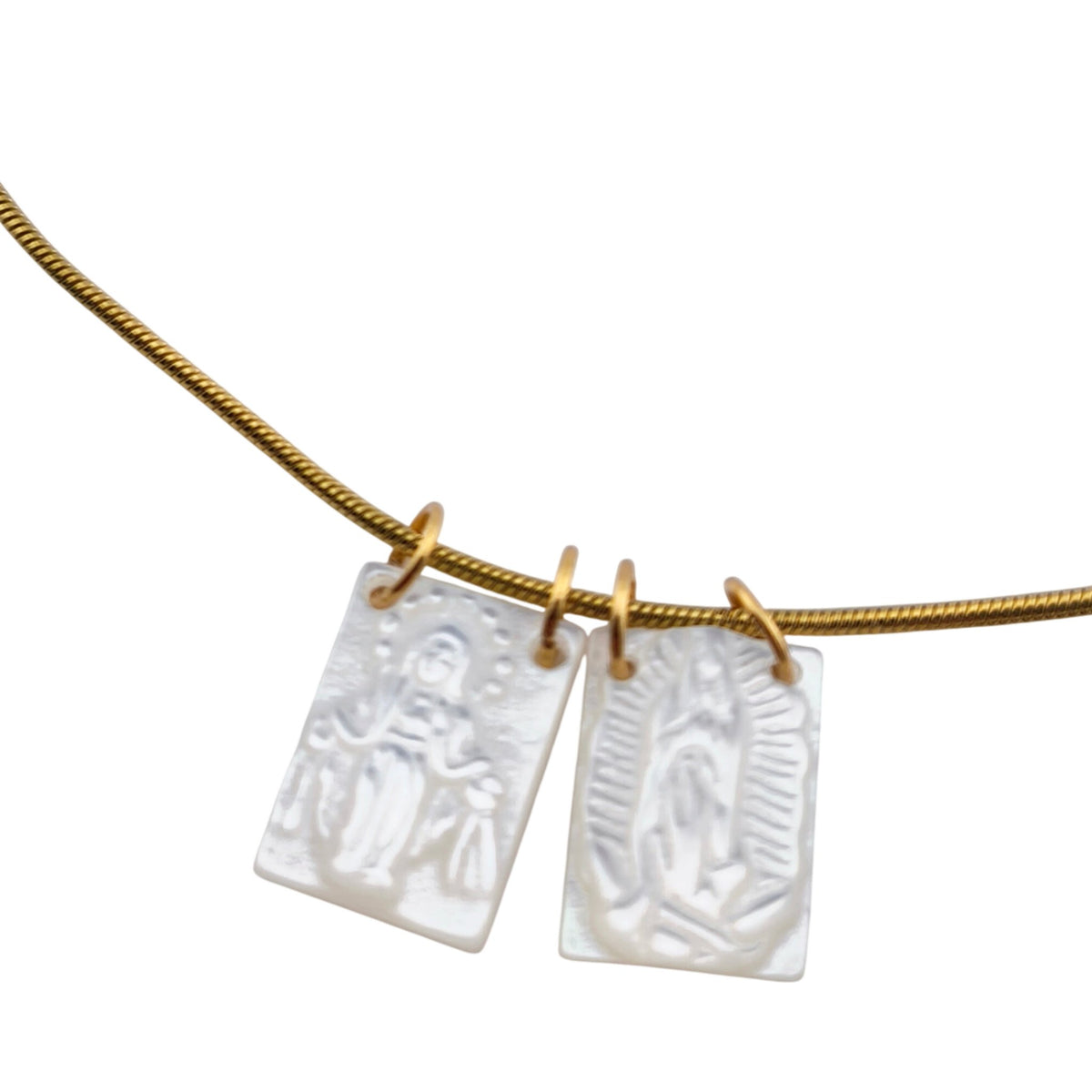 Colar Escapulário Amparo dourado, pormenor das medalhas, sobre fundo branco.